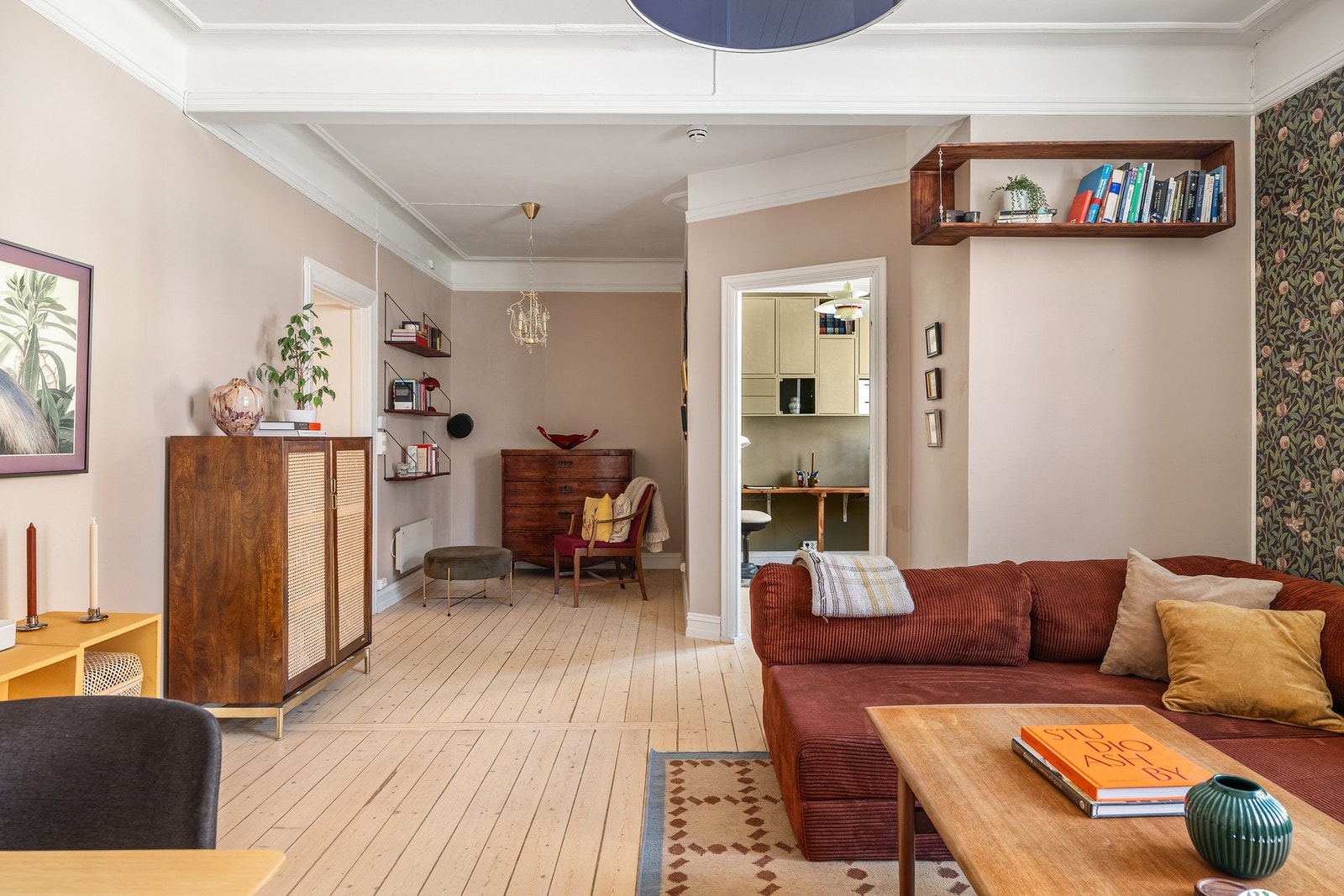 Det vakre tregulvet gir leiligheten en tidløs eleganse, og takhøyden på opptil 2,80m gir et luftig uttrykk. Galleribilde
