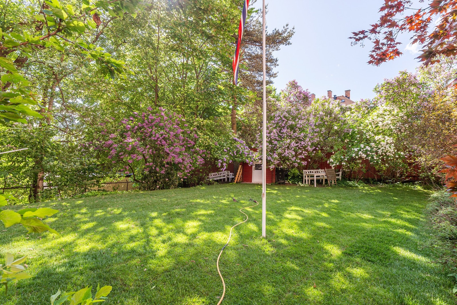 Bakgården er pent opparbeidet, og er skjermet fra biltrafikk og støy. Her kan de minste leke i trygge og rolige omgivelser. Galleribilde