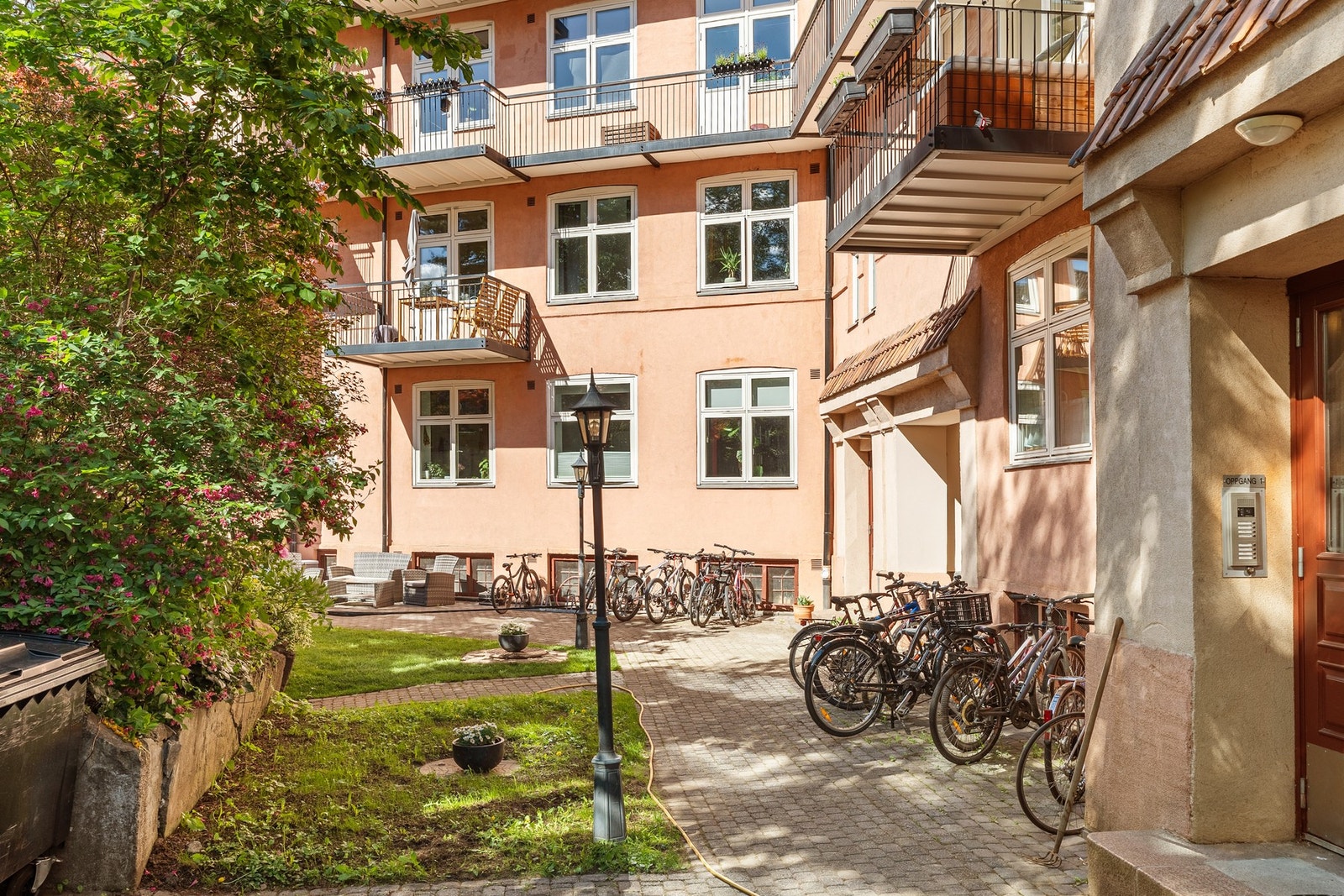 Det er også sykkelparkering i bakgården. Galleribilde
