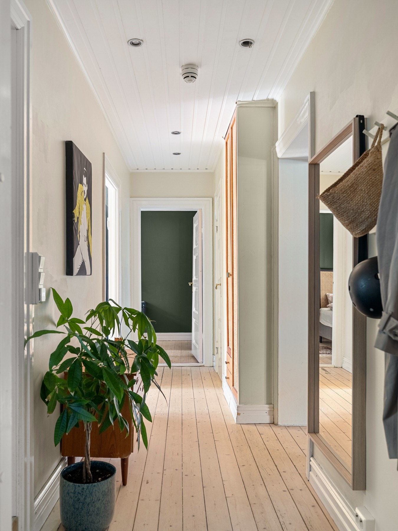 Du blir ønsket velkommen inn i en praktisk entré med god oppbevaringsplass. Galleribilde