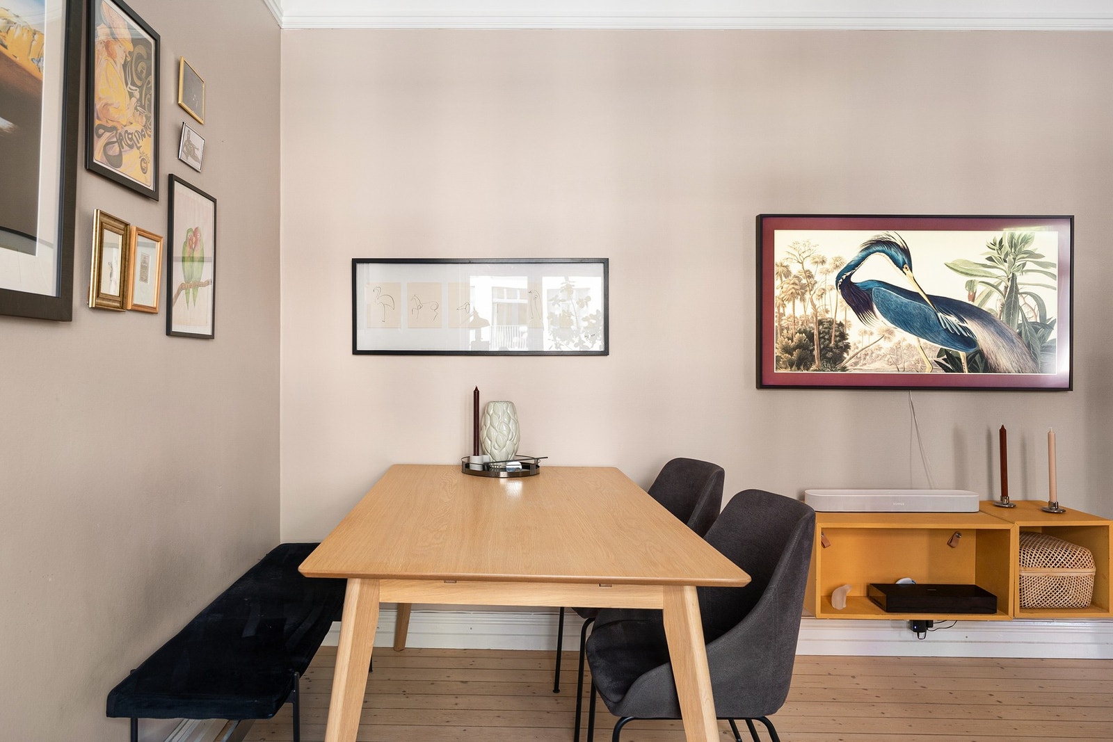 Spiseplassen har en naturlig sone i stuen hvor måltider enkelt kan nytes i rolige og innbydende omgivelser. Galleribilde