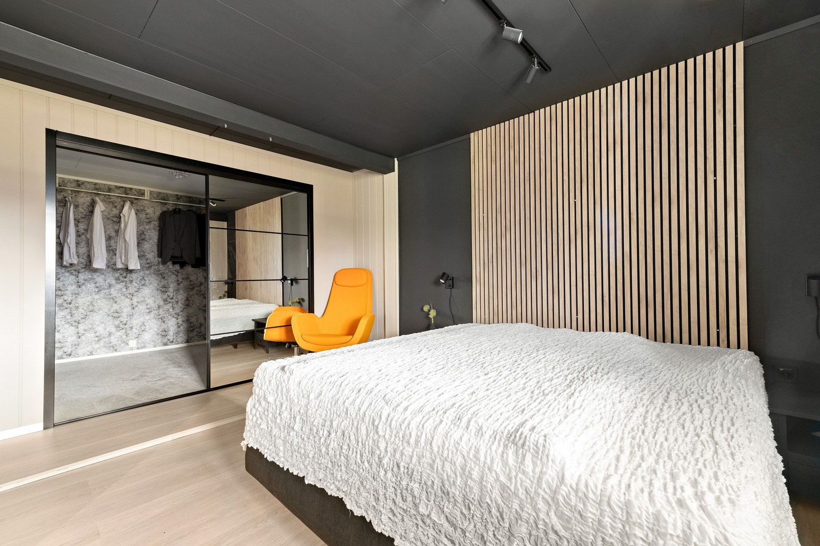 Soverommet har stor walk-in garderobe Galleribilde