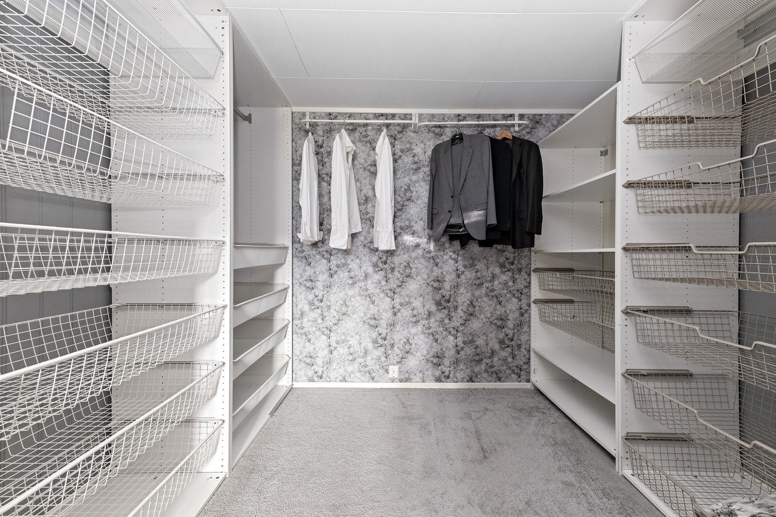 Walk-in garderobe til hovedsoverommet Galleribilde