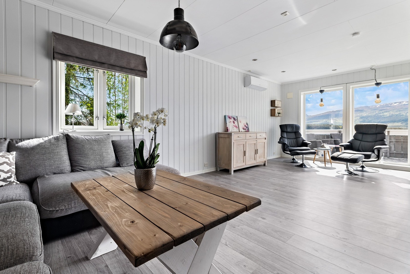 Lys og romslig stue Galleribilde