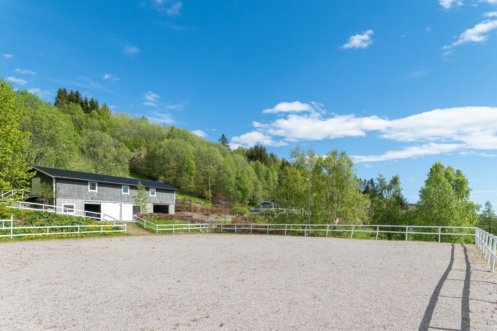 Ridebanen er 35 x30 meter Galleribilde