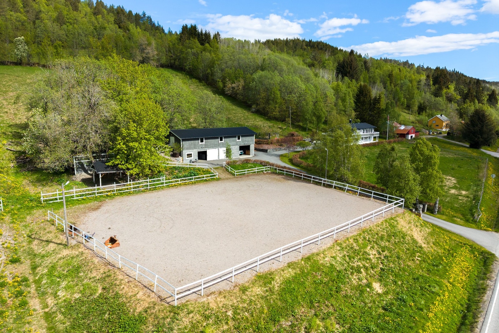 Eiendommen har stor ridebane med riktig underlag for hest Galleribilde