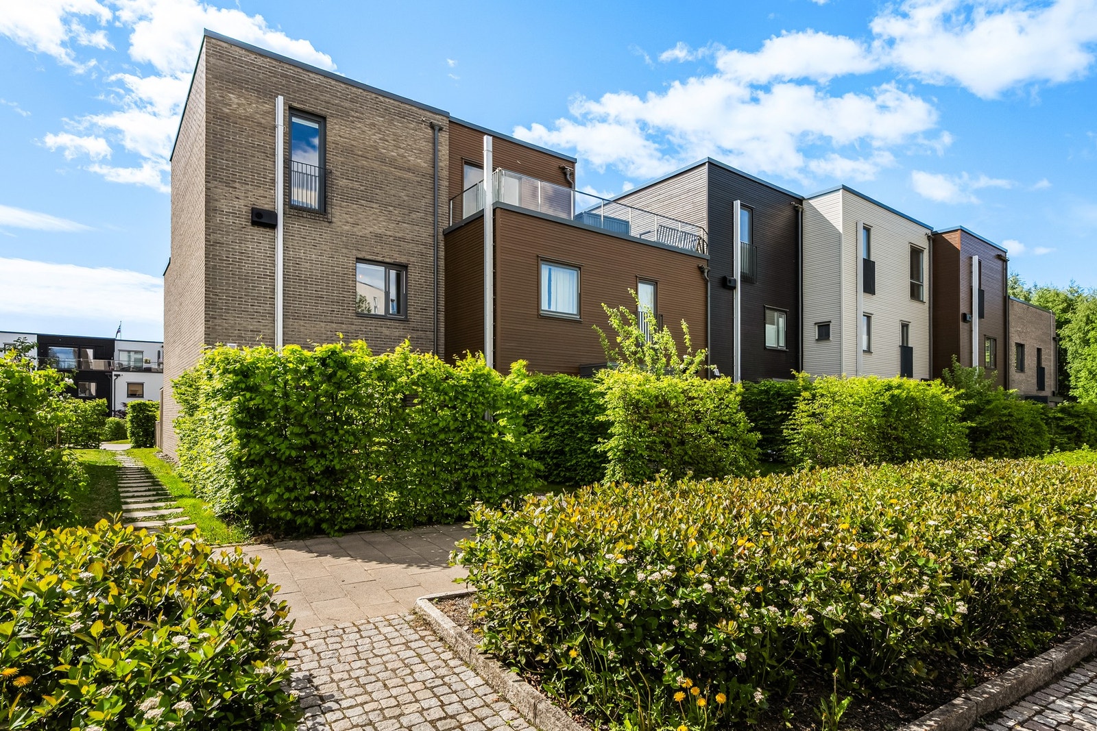 Boligen har en meget sentral beliggenhet på Jessheim i Ullensaker kommune med gangavstand til alt av servicetilbud og fasiliteter. Galleribilde