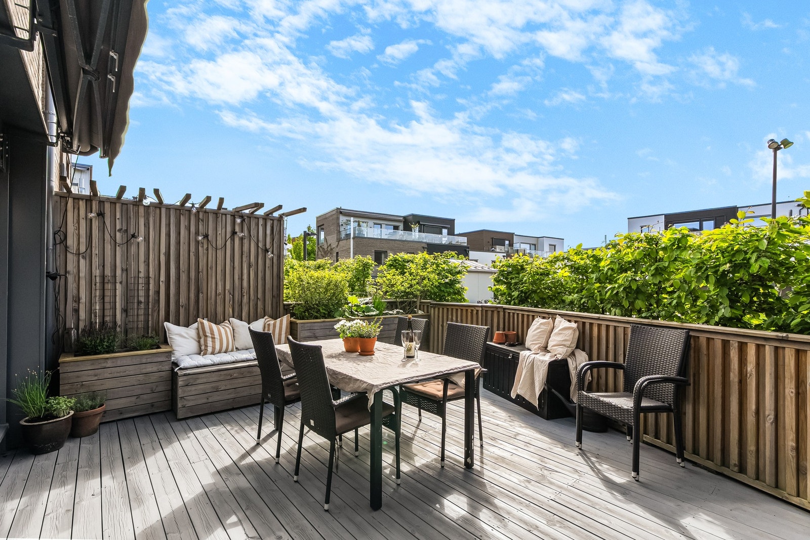 Fra stuen er det utgang til en stor, flott og solrik sydvendt terrasse på 23m². Beliggenheten mot syd sørger for gode solforhold. Galleribilde
