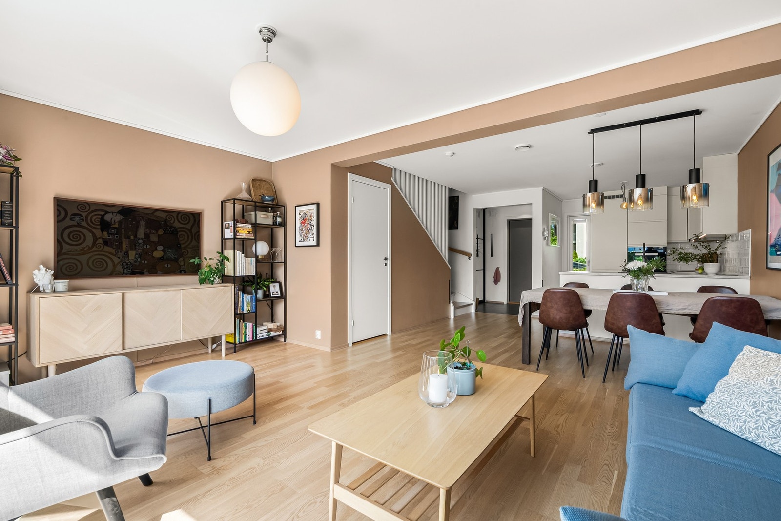 Stuen er romslig med god plass til stor sofagruppe med salongbord, mediemøblement med tv og et spisebord i tilknytning til kjøkkenet. Galleribilde