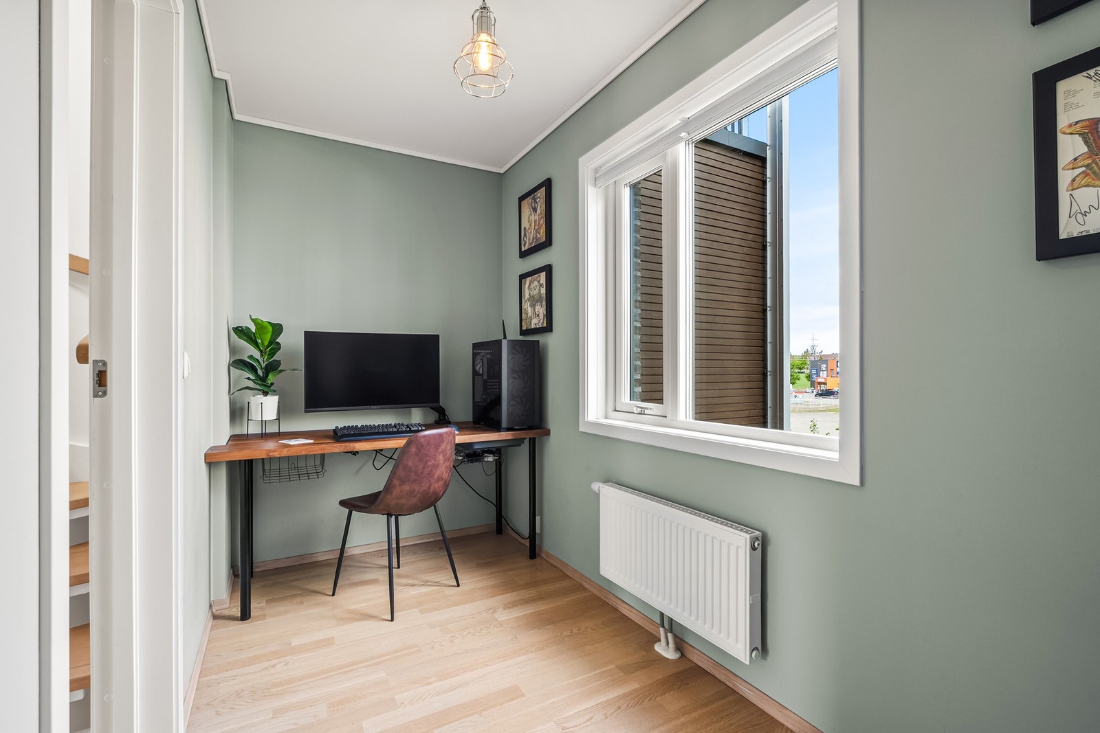 Boligen har også et eget kontor med adkomst til innvendig bod/teknisk rom. Galleribilde