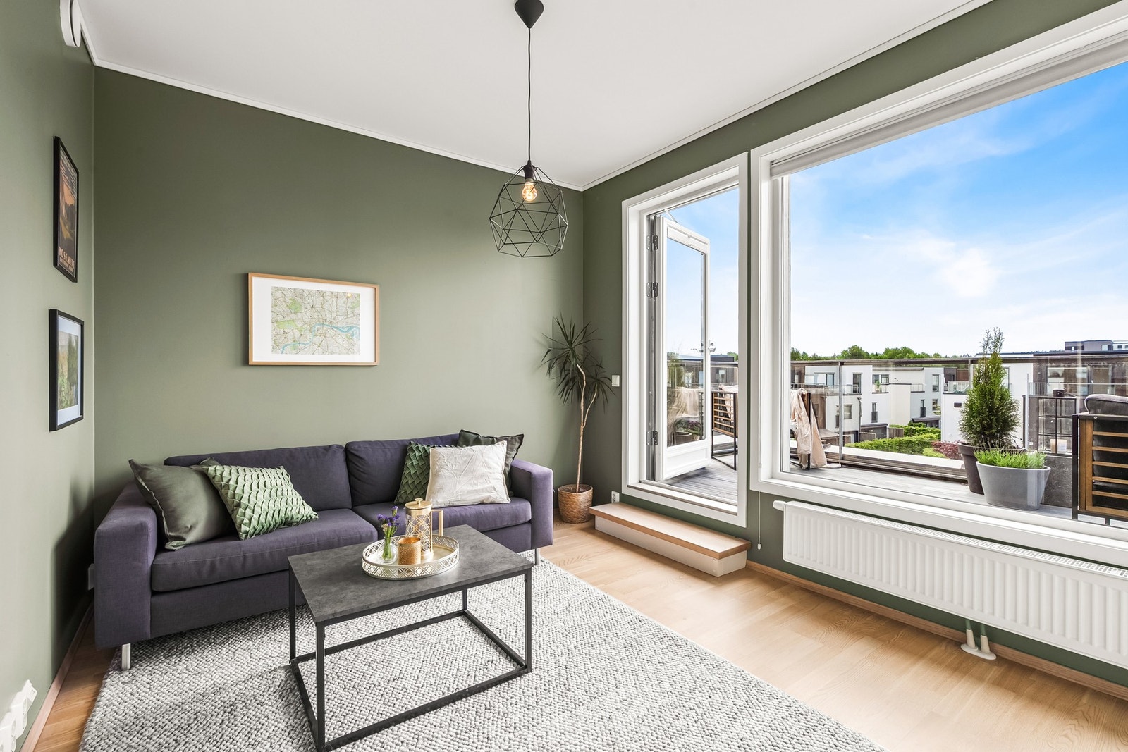 I toppetasjen er det en fin ekstra stue med utgang til balkong, samt soverom med tilknytning til eget baderom. Galleribilde