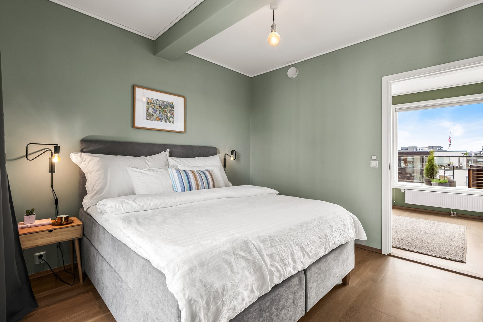 Soverom 3 ligger i toppetasjen og har tilknytning til eget baderom - perfekt som et hovedsoverom! Galleribilde