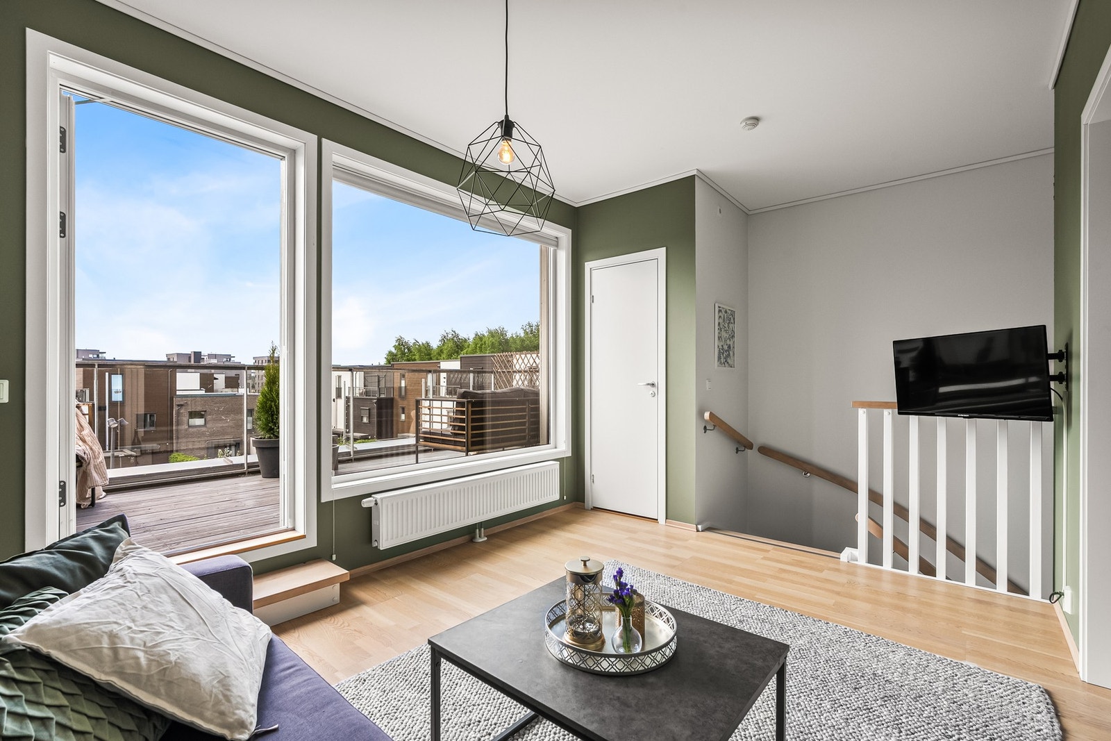 Rommene i 2. og 3. etasje blir oppvarmet med vannbåren varme til radiatorer. Fra stuen er det også adkomst til en liten bod. Galleribilde