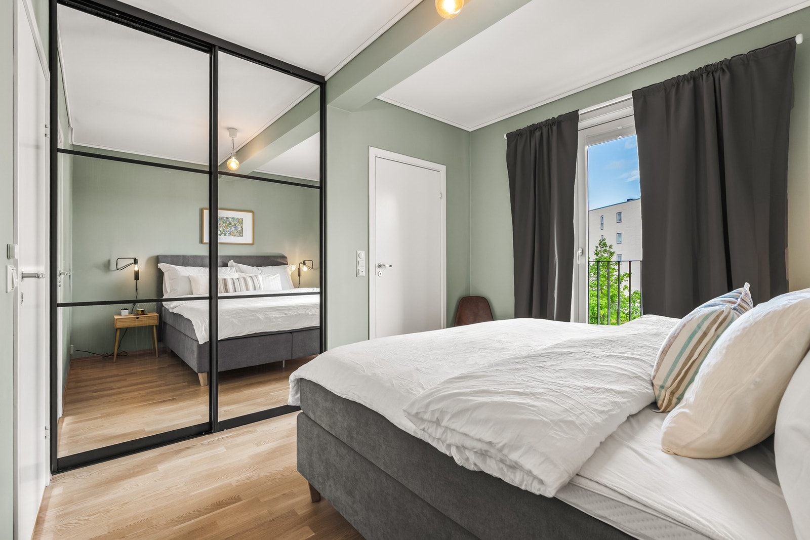 På soverommet har du plass til dobbeltseng med tilhørende nattbord, samt god oppbevaringsplass i plassbygget skyvedørsgarderobe med speildører. Galleribilde
