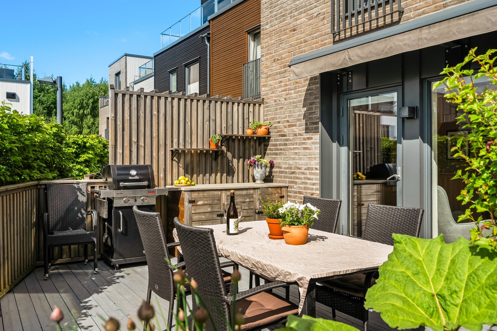 Det er god plass til sittegrupper etter eget ønske og grill ved innredningen. Det er også montert elektrisk markise, utebelysning og utvendige stikkontakter. Galleribilde