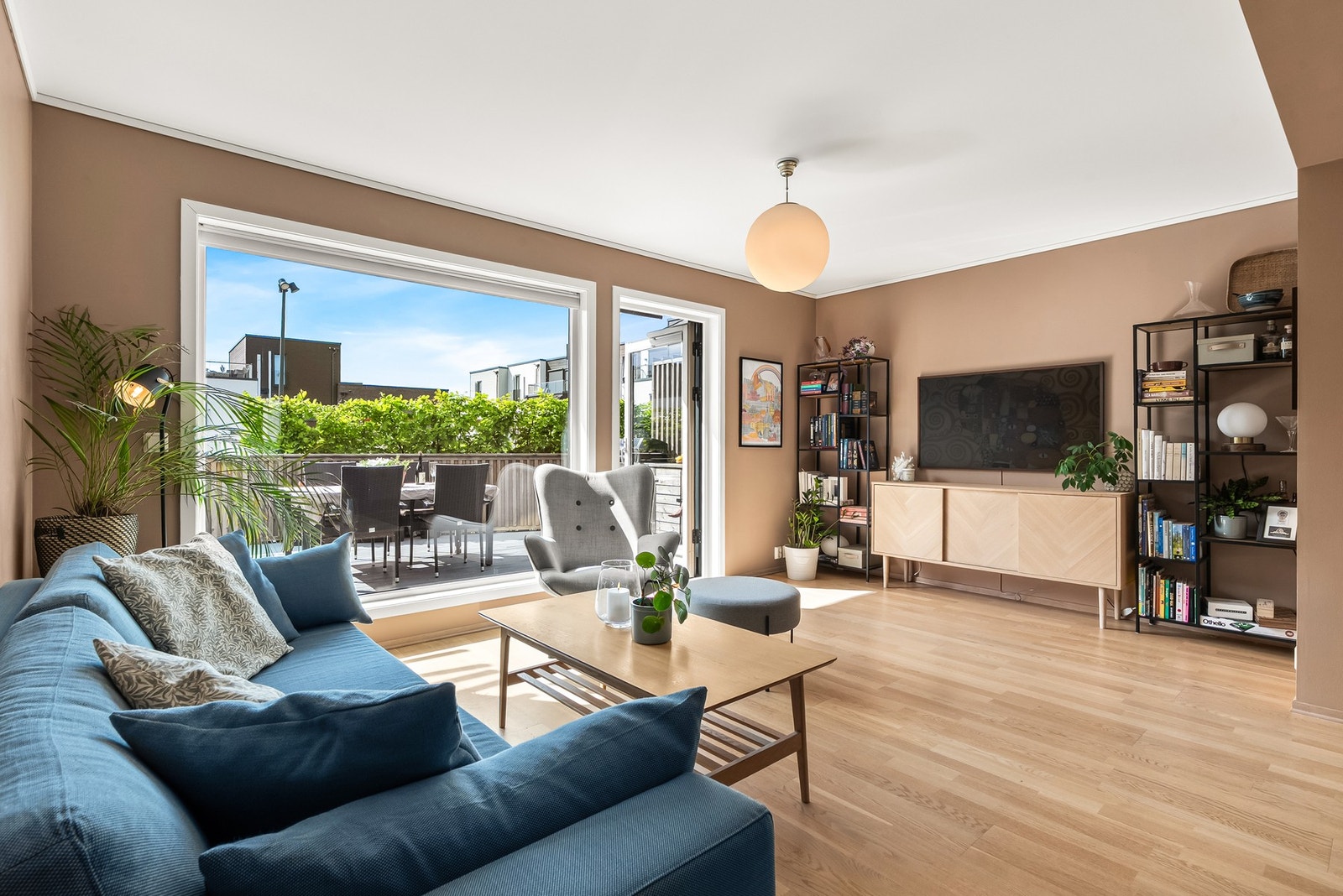 Stuen har god og moderne standard med parkett på gulv, vannbåren gulvvarme, skjult elektrisk anlegg og glatte overflater malt i en fin varm farge. Galleribilde