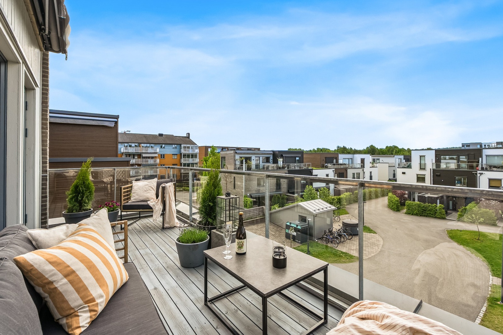 Fra stuen er det utgang til flott og solrik sydvendt terrasse på 10m². Beliggenheten i høyden og mot syd sørger for gode solforhold. Galleribilde