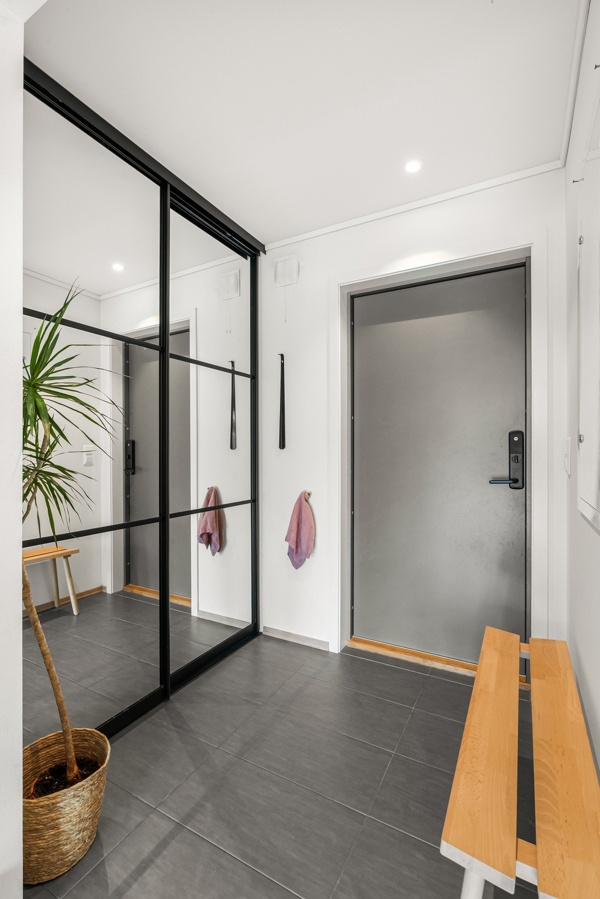 Du ønskes velkommen inn i et lys og flott entré med god oppbevaringsplass i stor plassbygget skyvedørsgarderobe med speildører. Praktisk med vannbåren gulvvarme, downlights i himlingen og kodelås montert på ytterdøren. Galleribilde