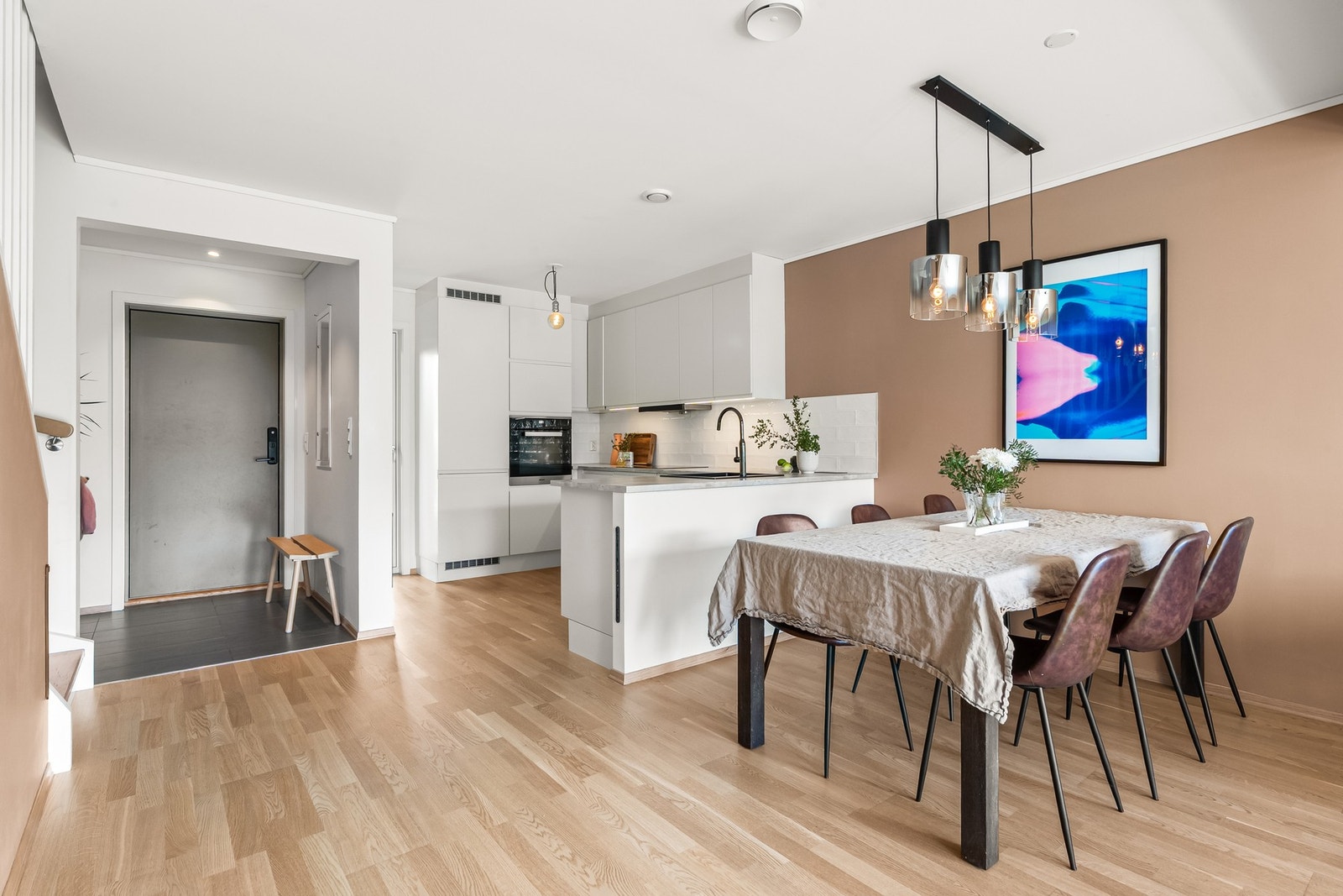Kjøkkenet ligger i en fin delvis åpen løsning med stuen, naturlig tilbaketrukket, men likevel åpent og sosialt. Galleribilde