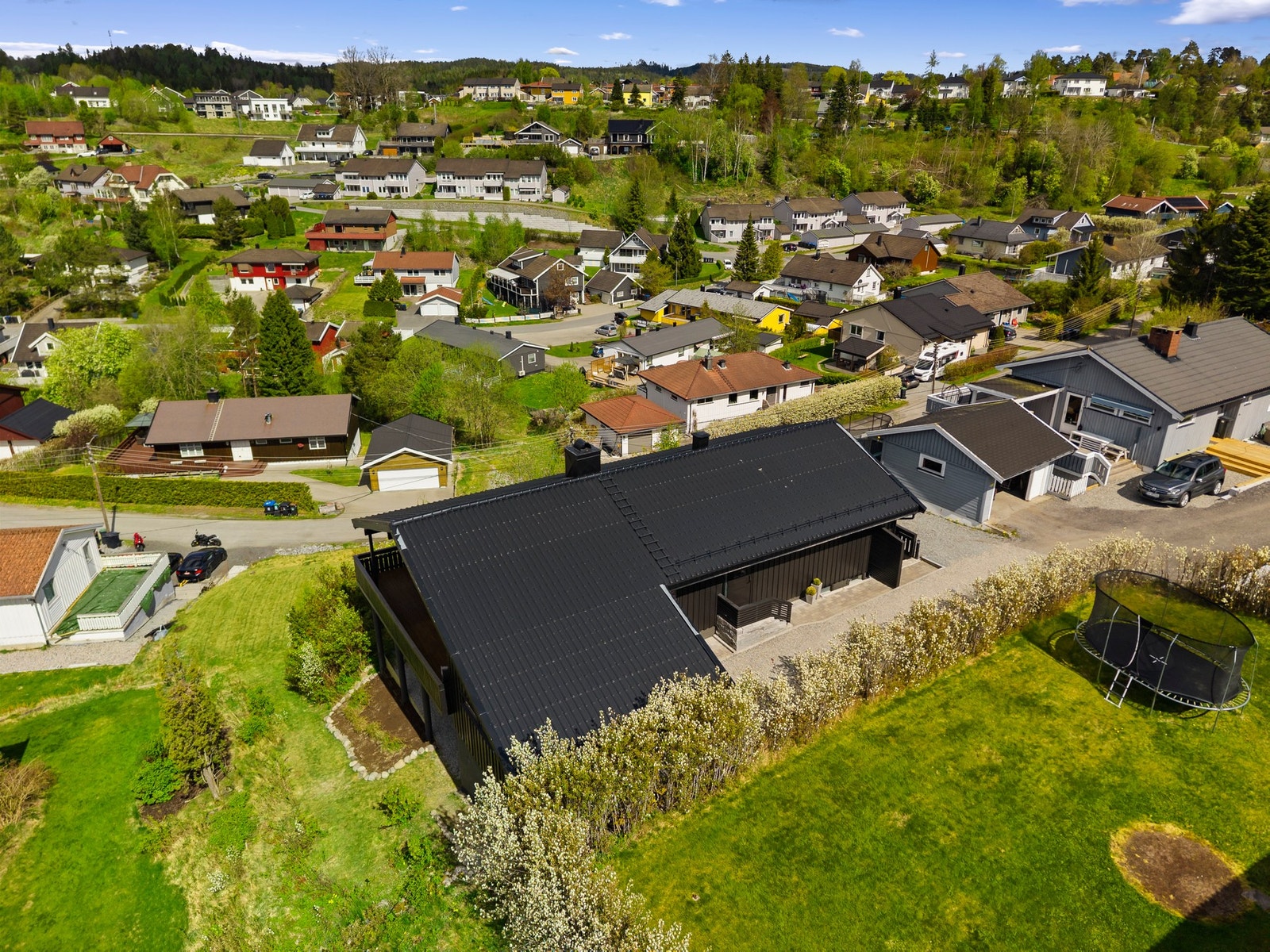 Det er også en idrettsplass med to fotballbaner (kunstgress og gress), idrettshus og Granskollen skianlegg med flere hoppbakker. Galleribilde