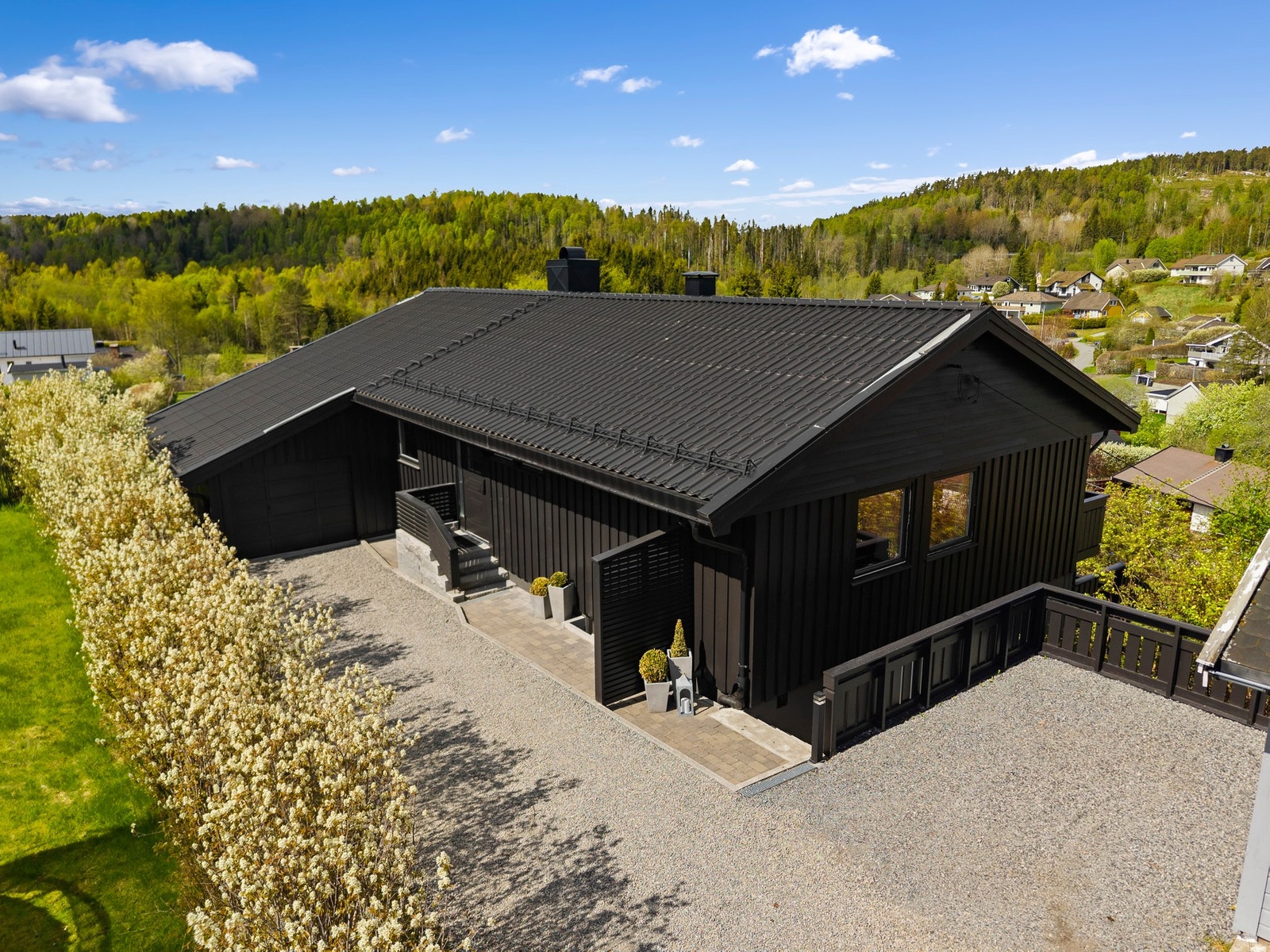 Praktisk garasje på 21 m². Det er montert elbillader i 2016. Galleribilde