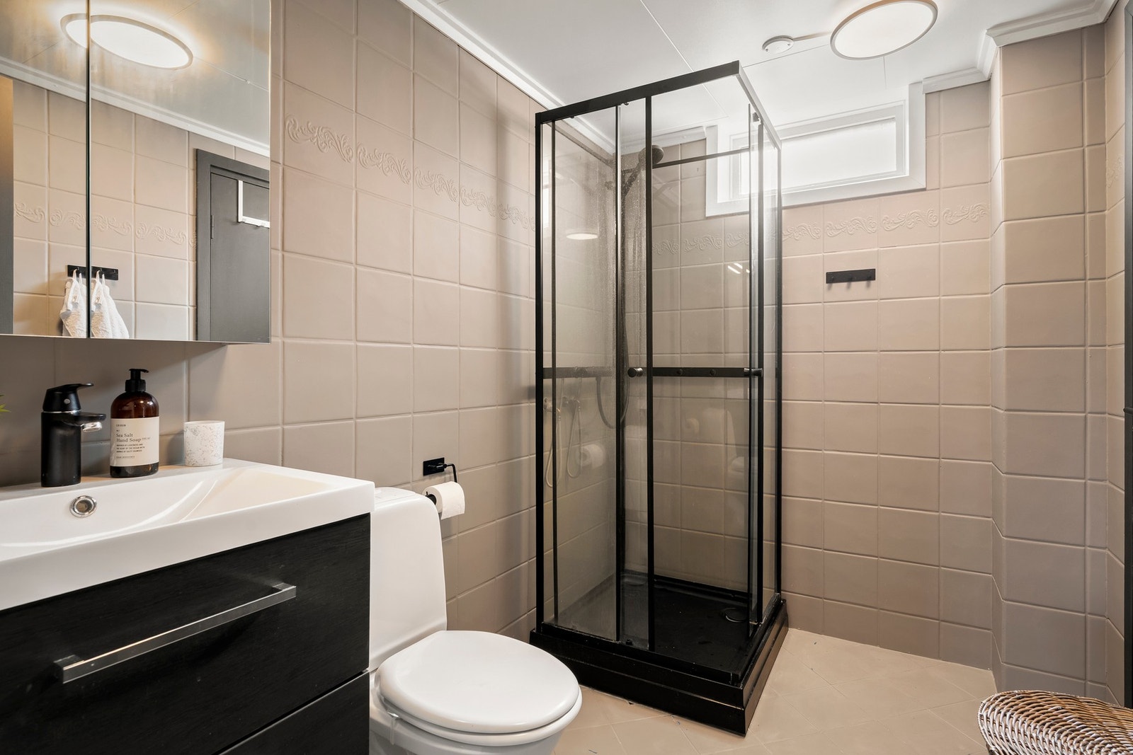 Flislagt bad i underetasjen med varmekabler, servant og dusjløsning. Eget separat vaskerom ved siden av badet. Galleribilde