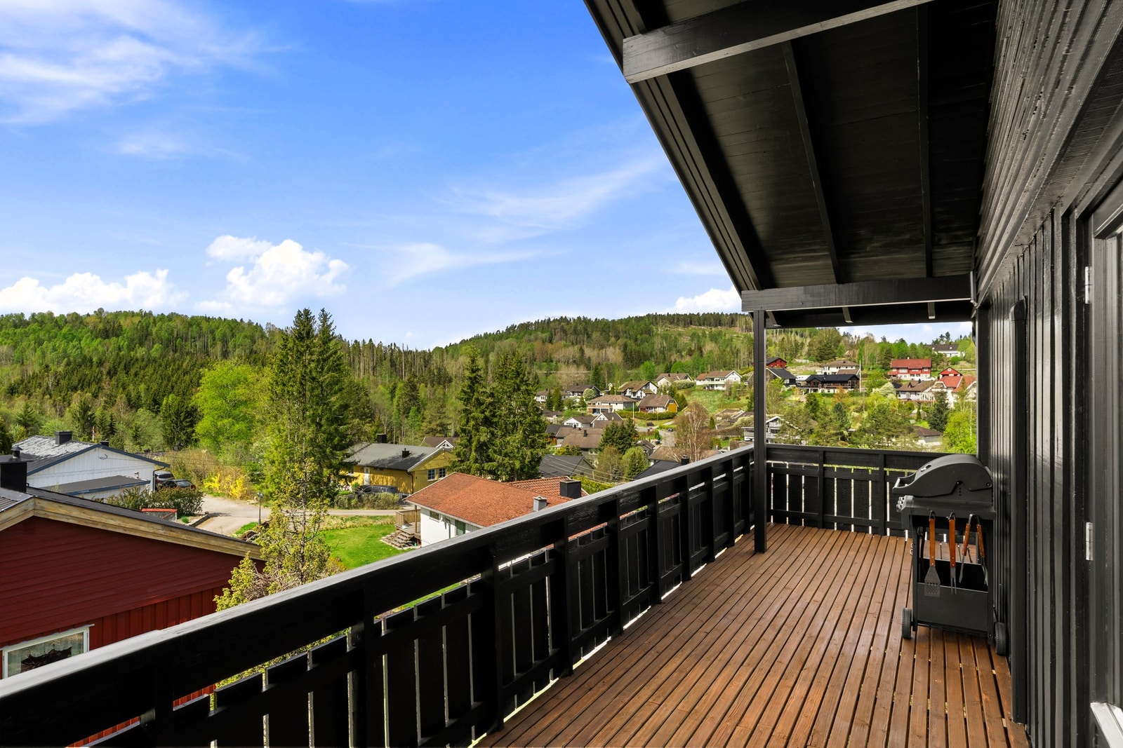 Overbygget terrasse med gode solforhold og rikelig plass til både sittegruppe, grill og utemøbler. En lun og skjermet uteplass som inviterer til hyggelige stunder utendørs. Galleribilde
