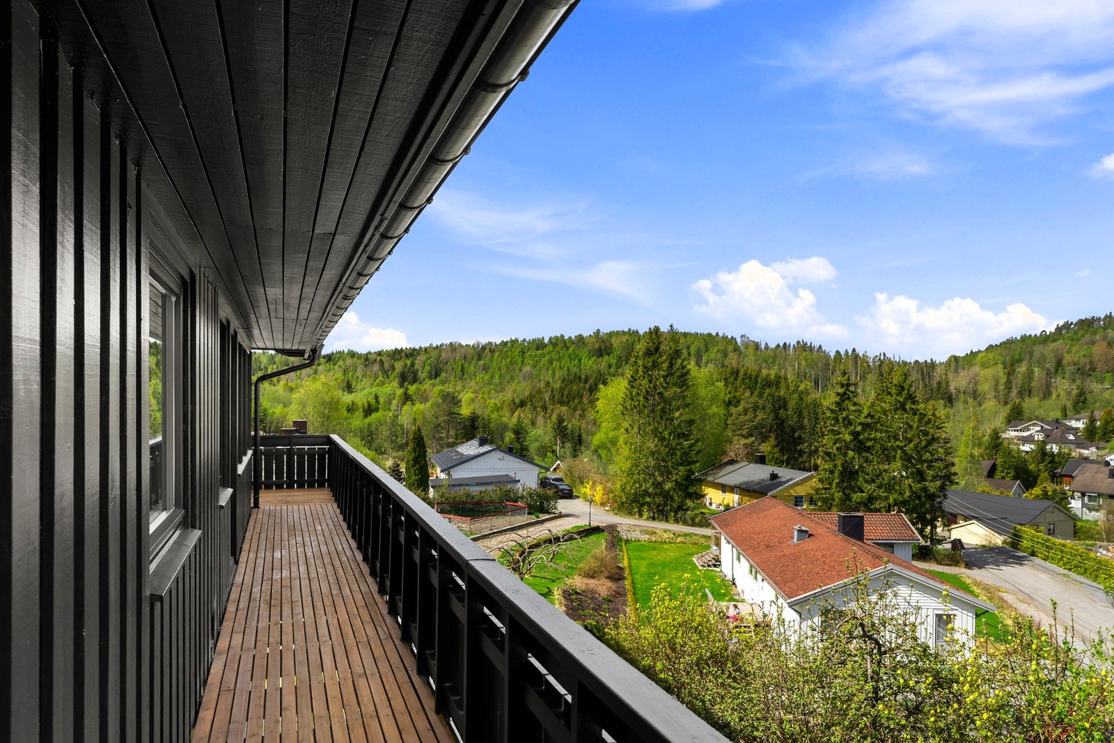Boligen ligger i et veletablert og barnevennlig boligfelt på et høydedrag med fantastisk utsikt. Galleribilde