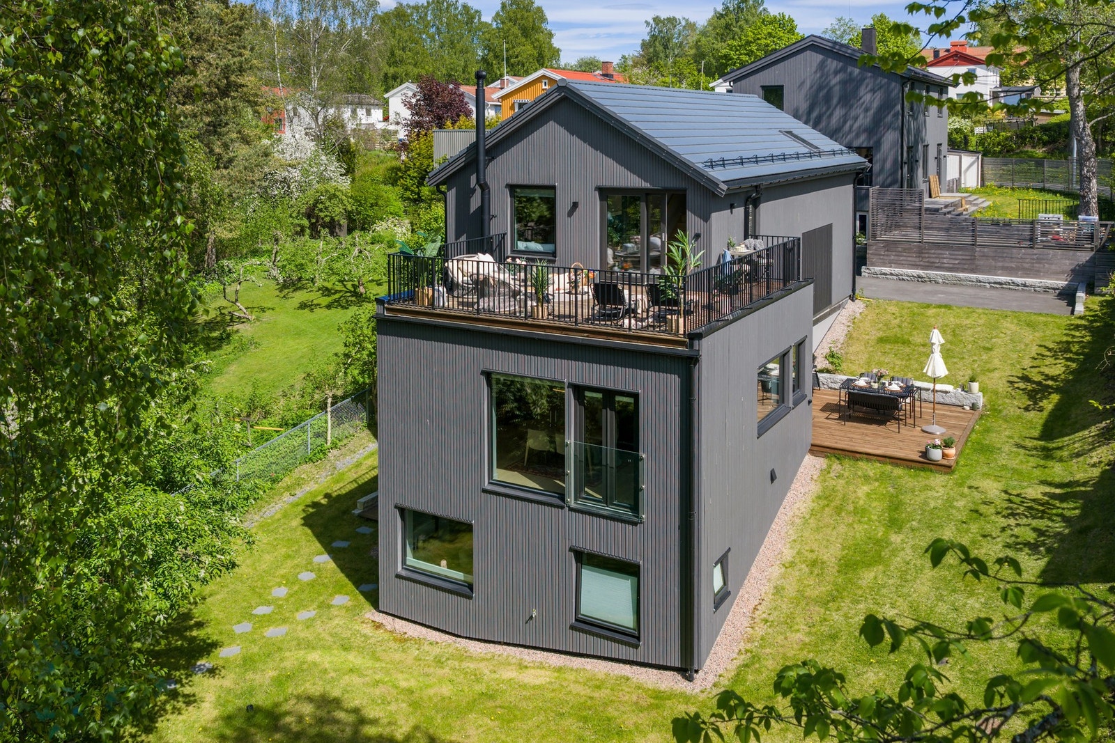 Eiendommen ligger grønt og skjermet til, med en stor hage med eksklusiv bruksrett, solrike uteplasser og direkte adkomst mot Hovseterdalen og Mærradalen. Galleribilde