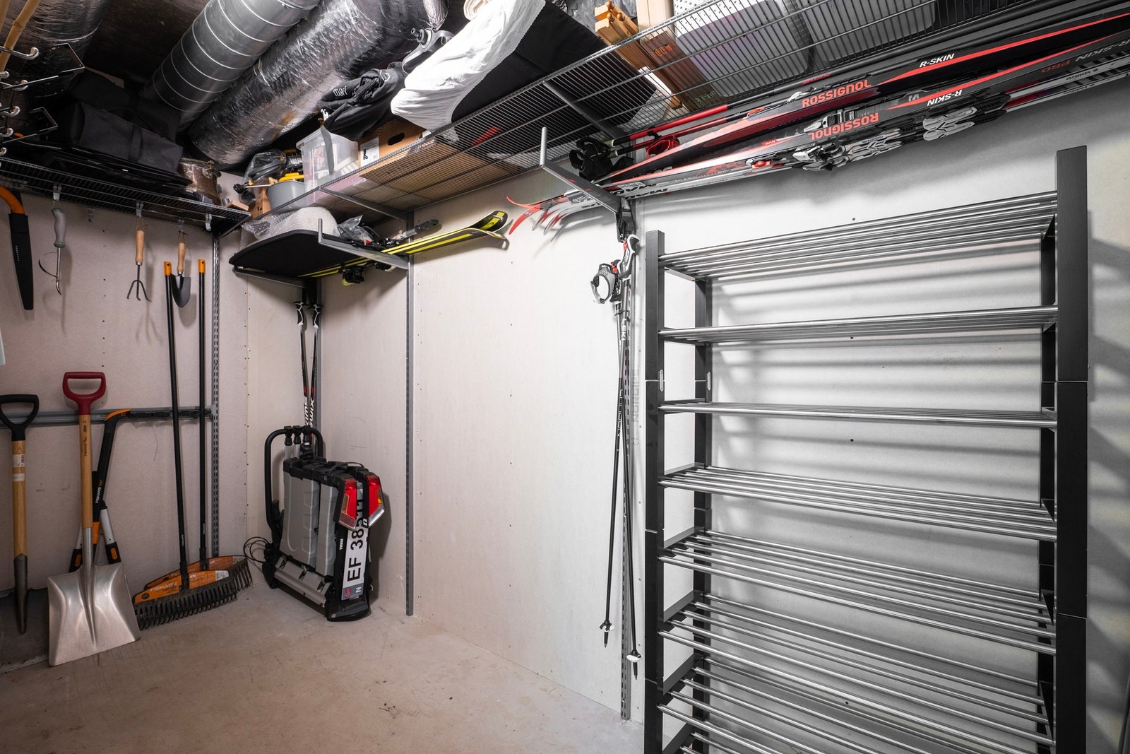 Boden er godt innredet med smarte oppbevaringsløsninger og hyllesystem som gir maksimal plassutnyttelse til ski, verktøy, hageutstyr og annet man ønsker å ha lett tilgjengelig. Galleribilde
