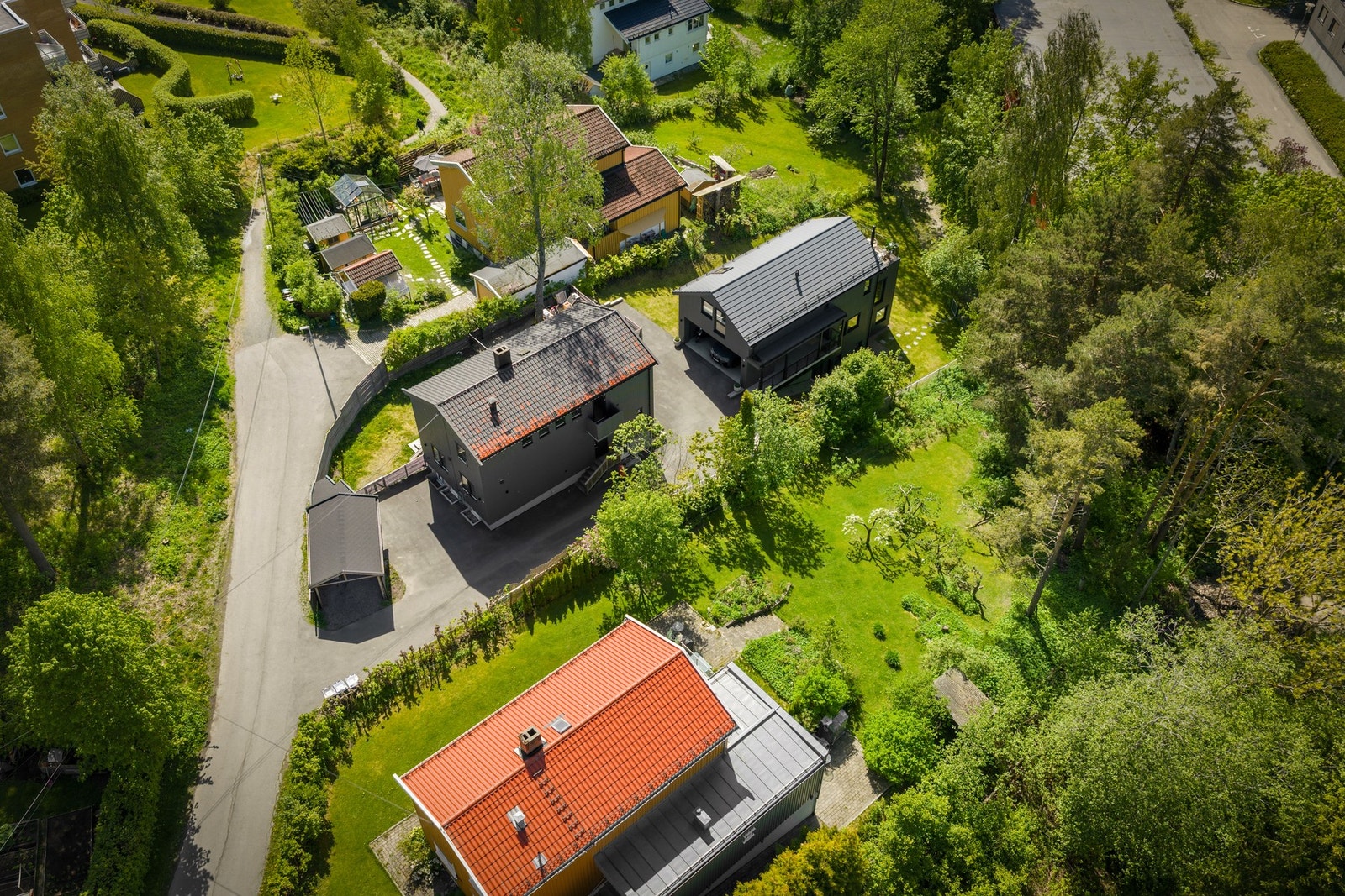 Pernilles vei er en rolig og hyggelig gate med et godt nabomiljø, lite gjennomgangstrafikk og kort vei til både kollektivtransport, skoler og marka. Galleribilde