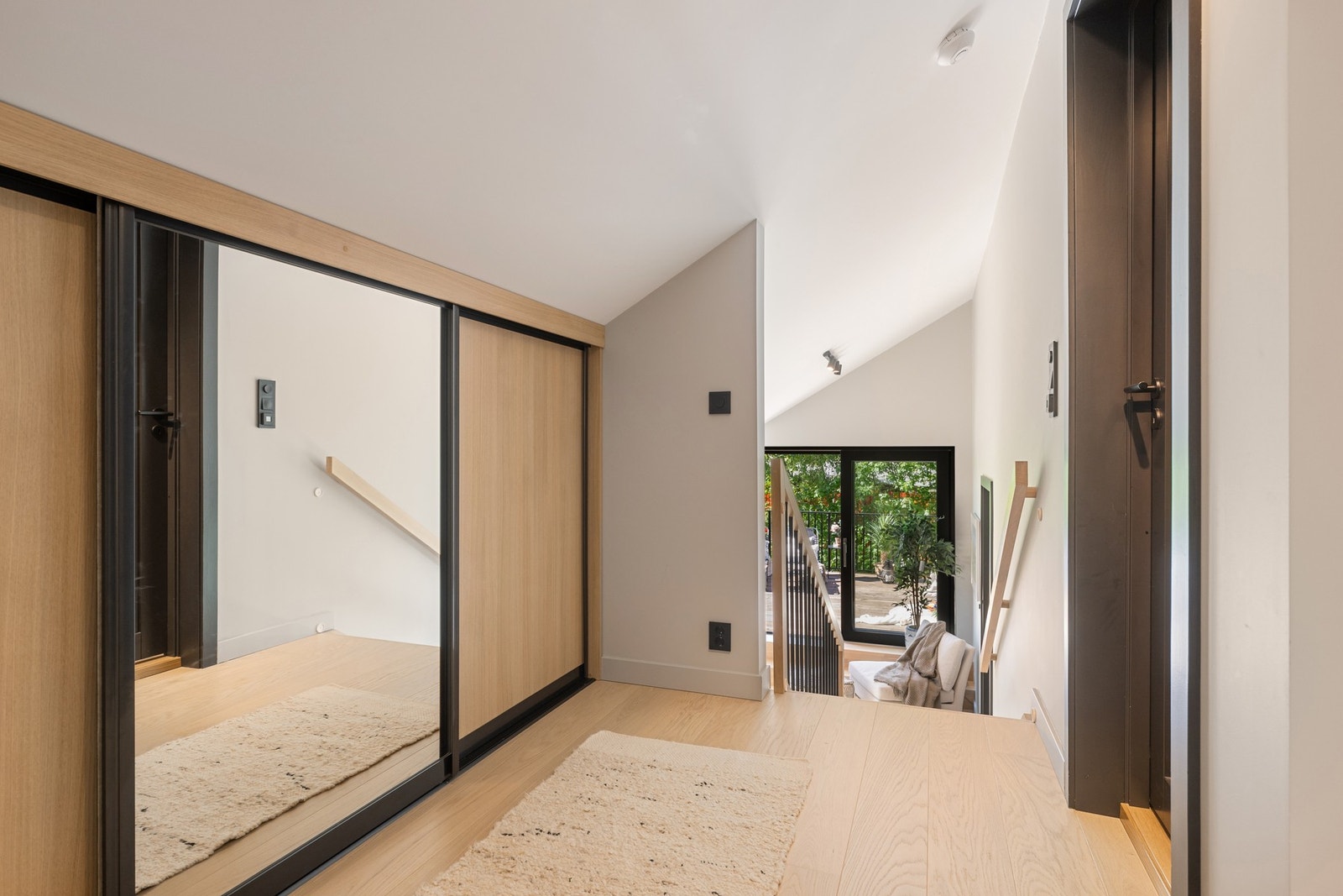 Gangarealet utenfor soverommene og badet er godt utnyttet med praktisk skyvedørsgarderobe med speilfronter, skuffer, oppheng og plass for skittentøy. Galleribilde