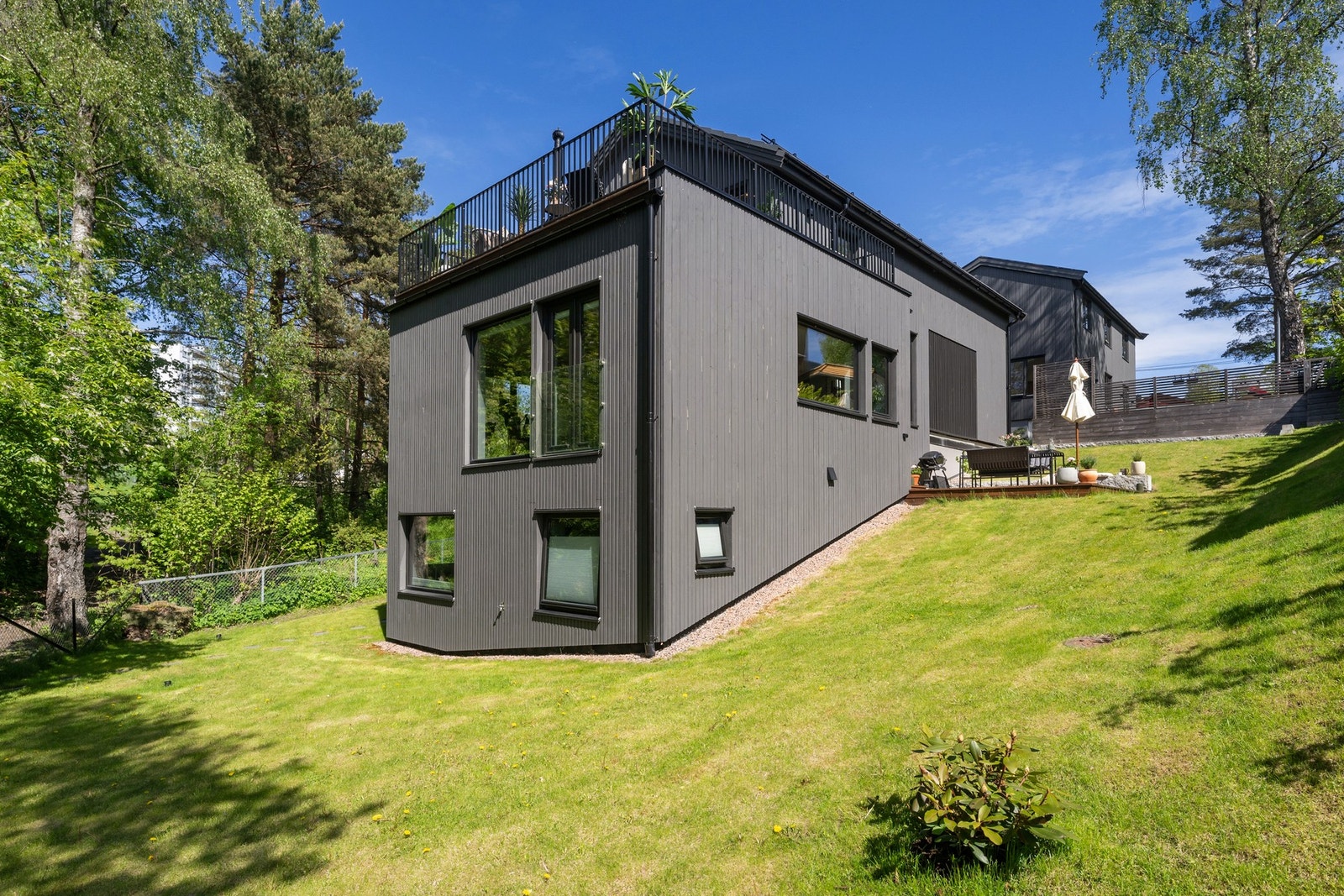 Attraktiv og skjermet beliggenhet på Huseby, med kort vei til Hovseter T-bane, Røa sentrum, skoler, barnehager og flotte turmuligheter i Mærradalen. Galleribilde