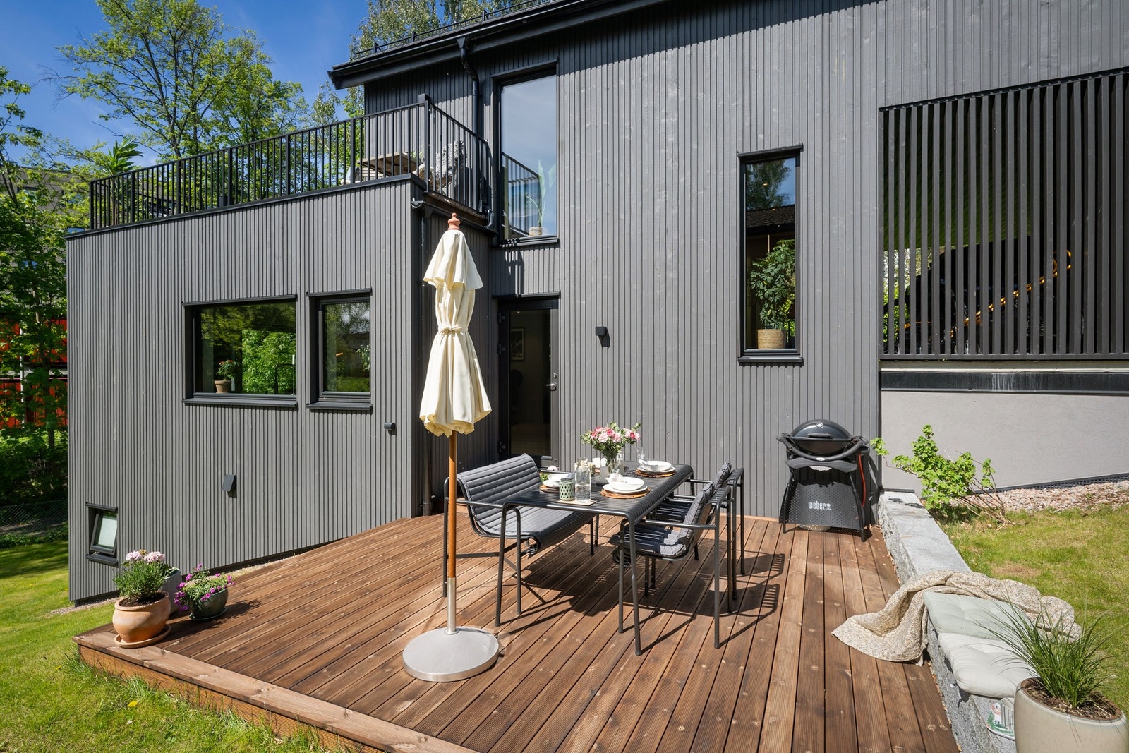 Et herlig uteområde i direkte tilknytning til hovedetasjen, omgitt av grøntarealer og med en privat og lun atmosfære. Galleribilde
