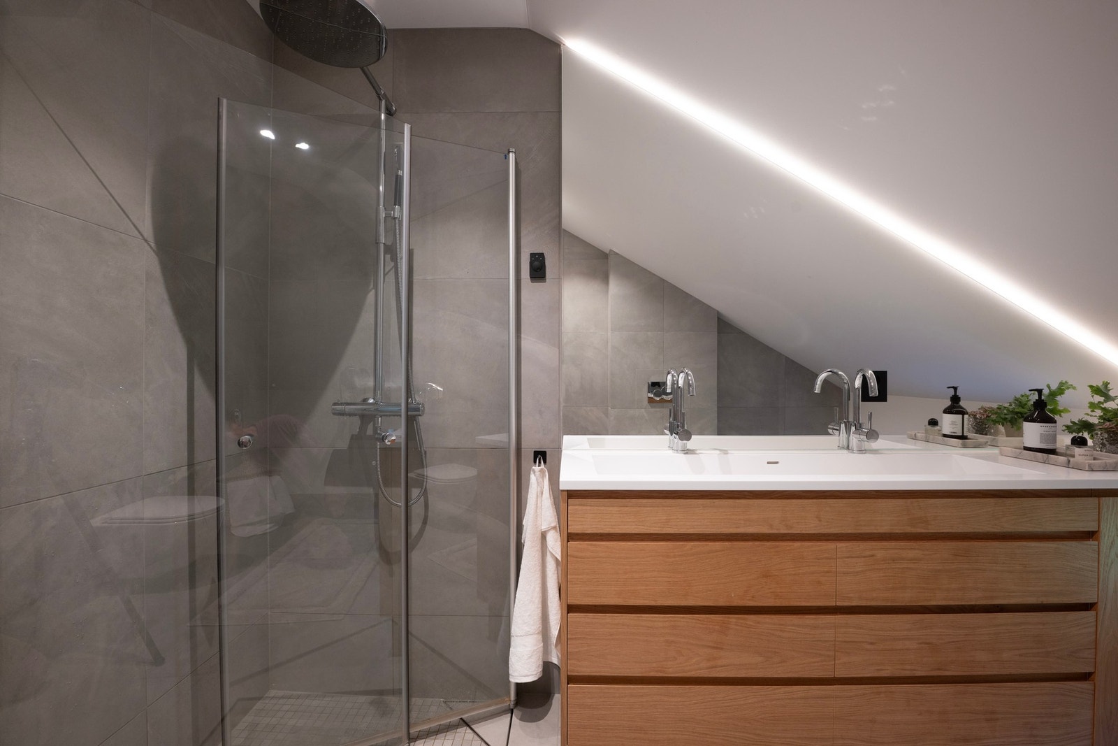 I 2025 ble badet oppgradert med snekkertilpasset baderomsmøbel, dobbel servantløsning og stort speil med integrert belysning. Galleribilde