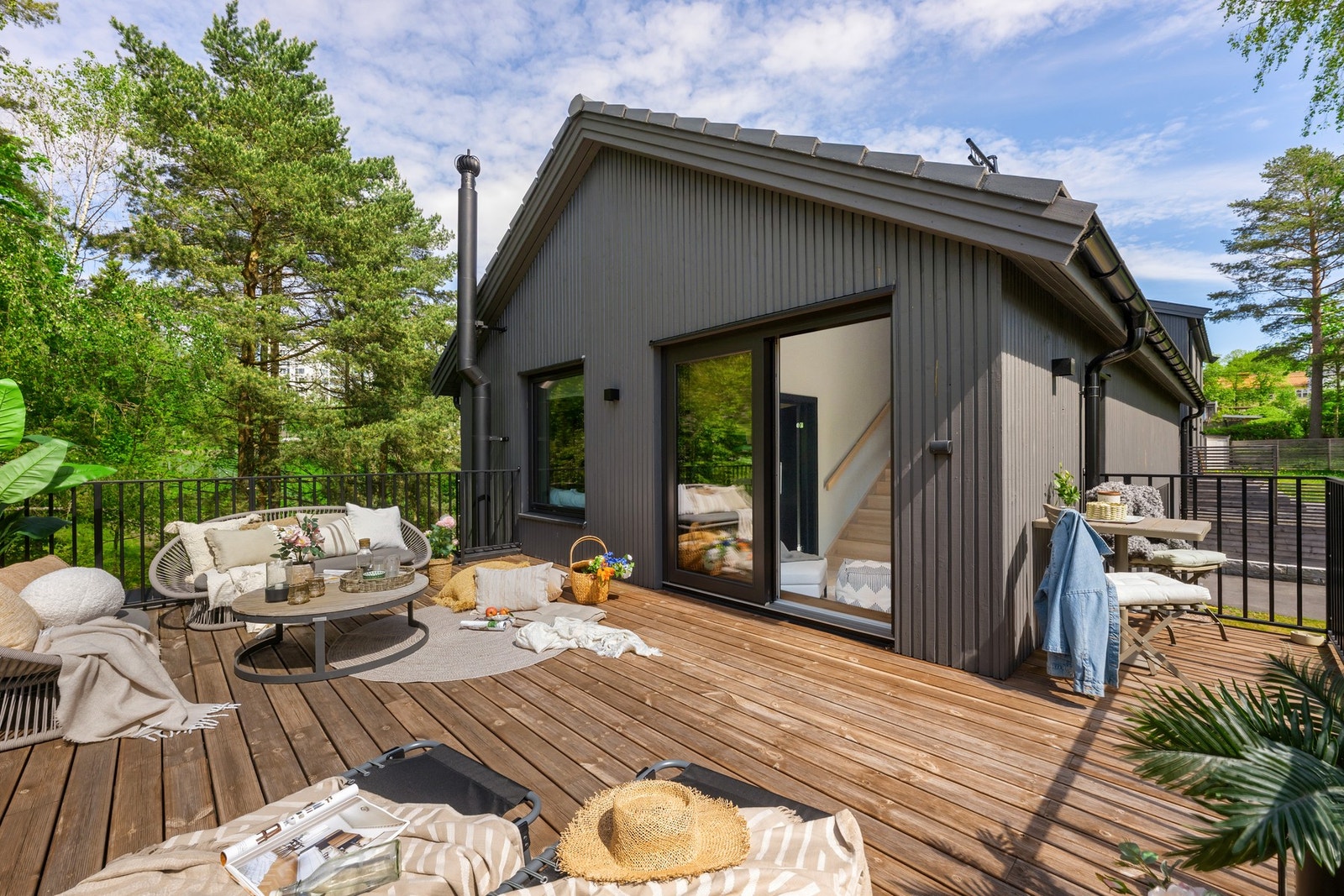Fra stue/lesekroken er det direkte utgang til terrassen, som ligger tett på hovedsoverommet og gir et flott privat uteareal i øverste etasje. Galleribilde