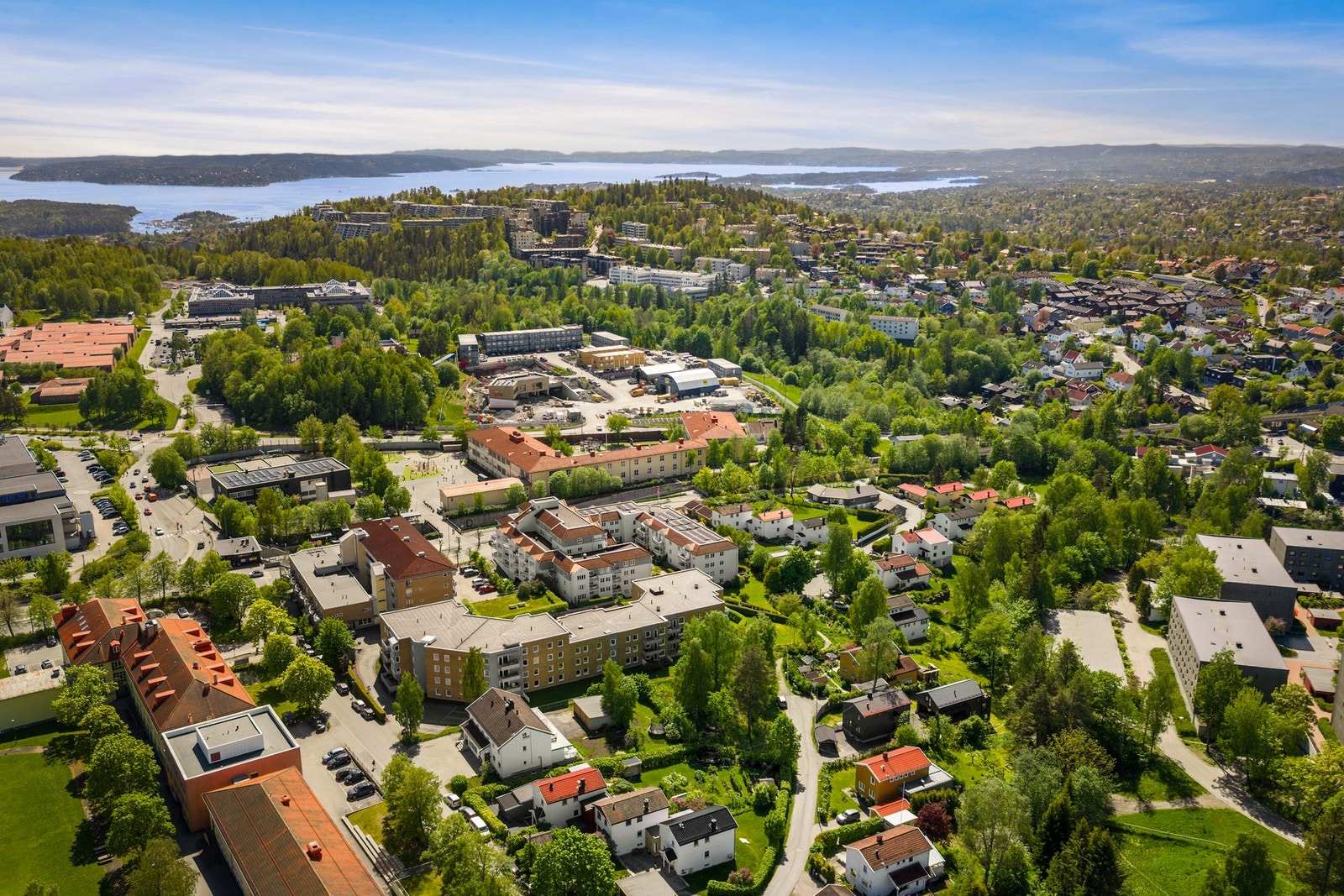 Her ser man blant annet Huseby skole i nærområdet. Boligen har en attraktiv beliggenhet med kort vei til skoler, barnehager, T-bane, buss og flotte turområder. Galleribilde