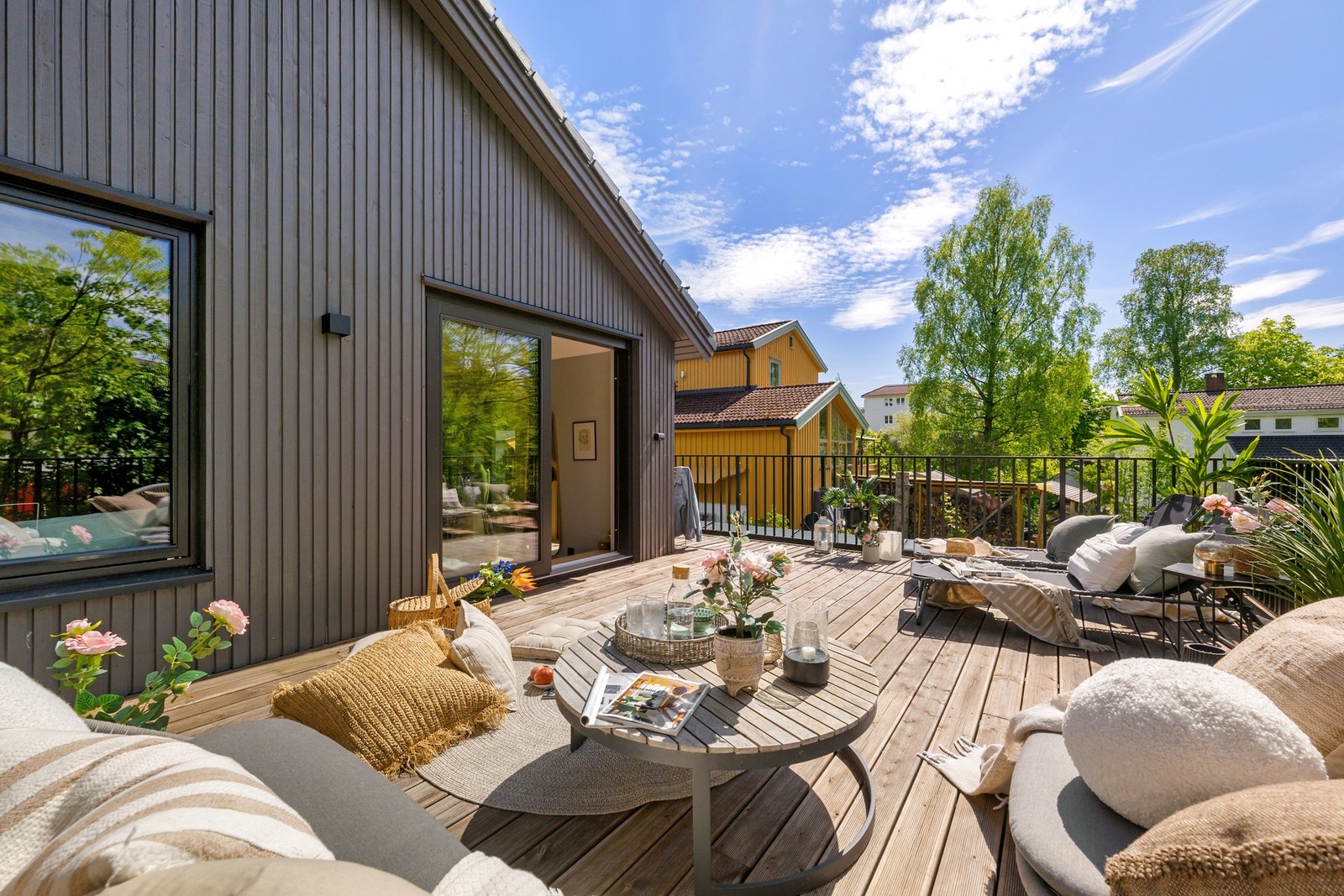 Den store terrassen ligger skjermet og grønt til, med god plass til både loungeområde, spiseplass og grill. Galleribilde