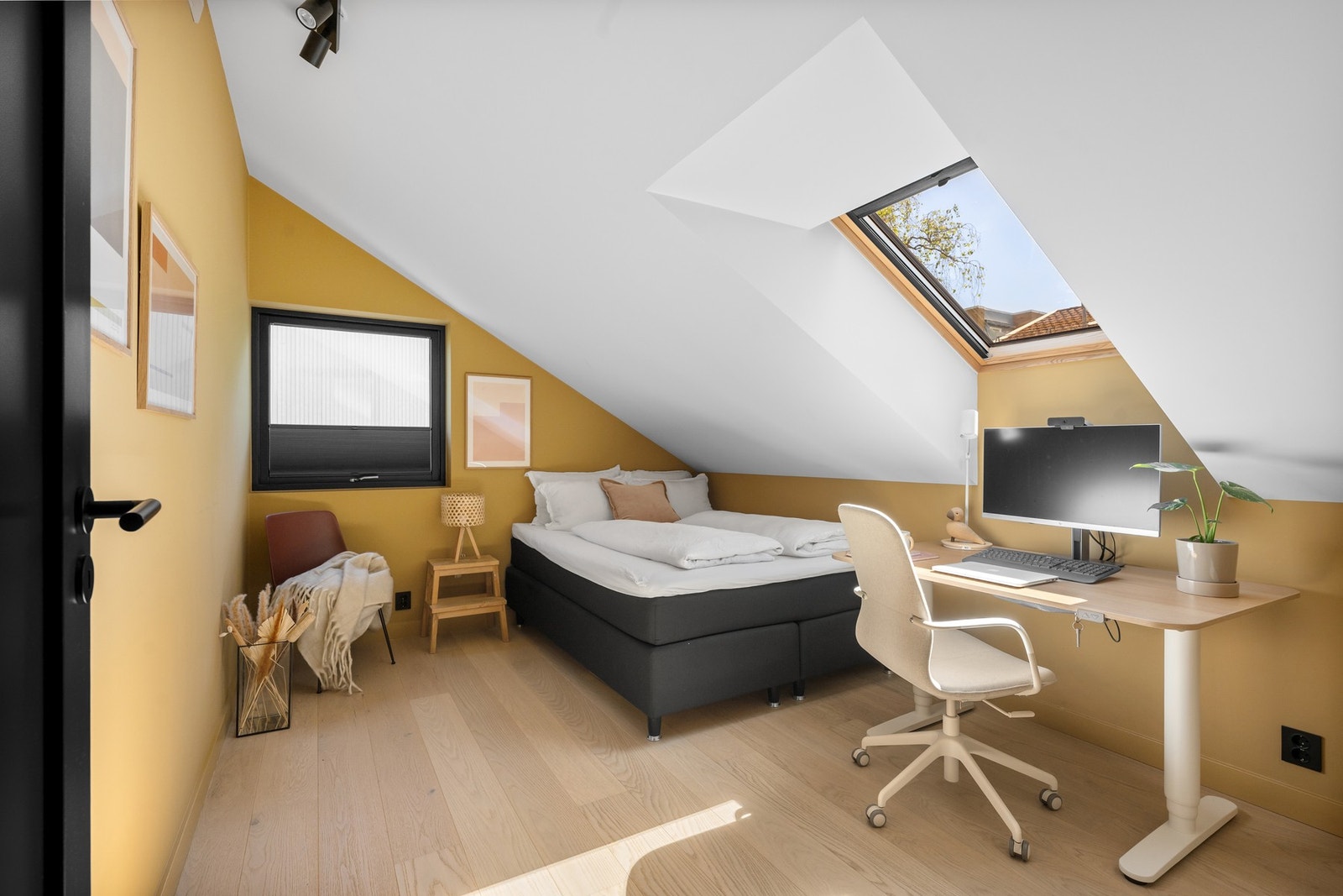 Soverommene i øverste etasje egner seg godt som barnerom, gjesterom eller kontor, med takvindu som gir rikelig med naturlig lys. Galleribilde
