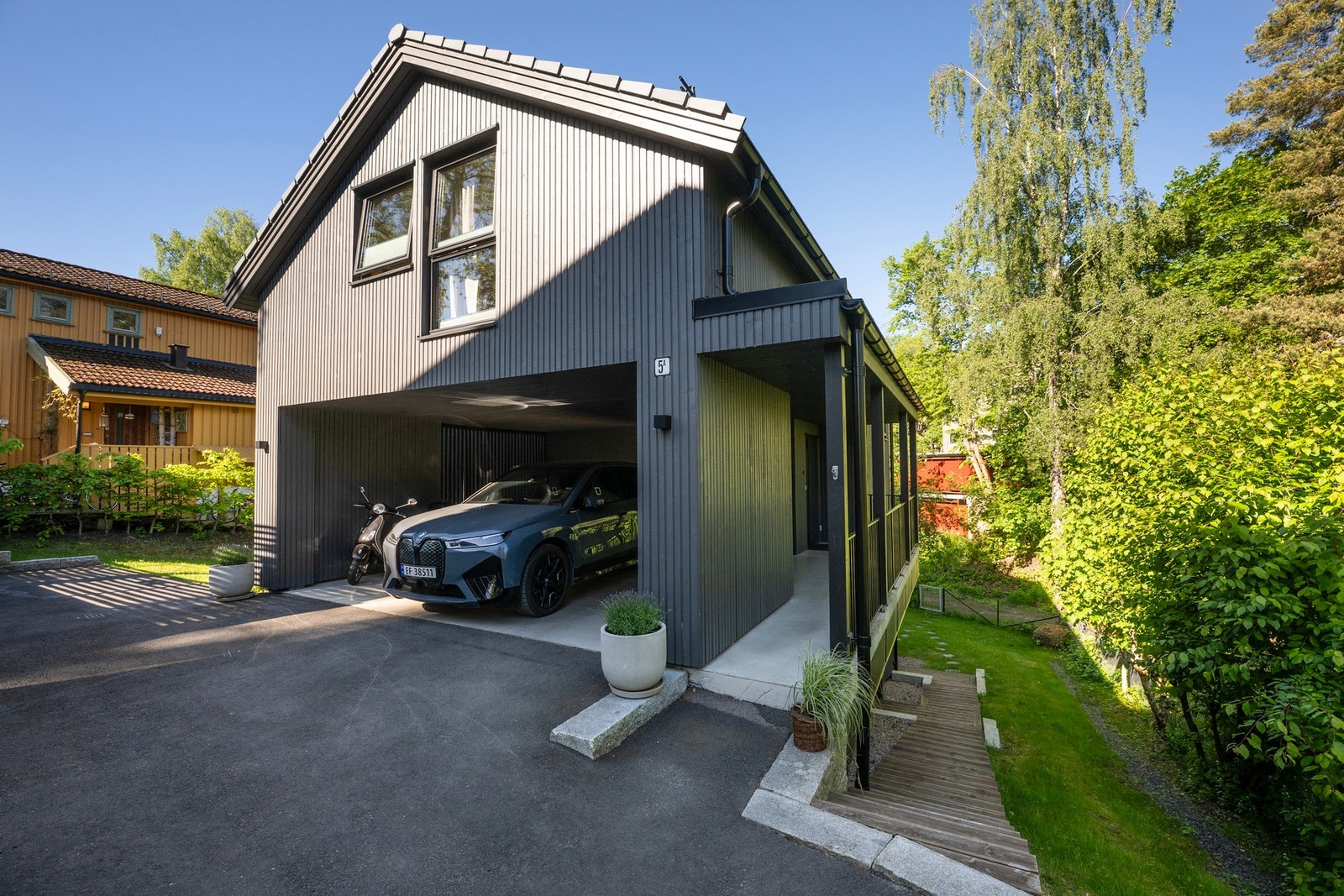 Stor carport med plass til to biler, downlights, elbillader, el-punkter og vannkran. Galleribilde