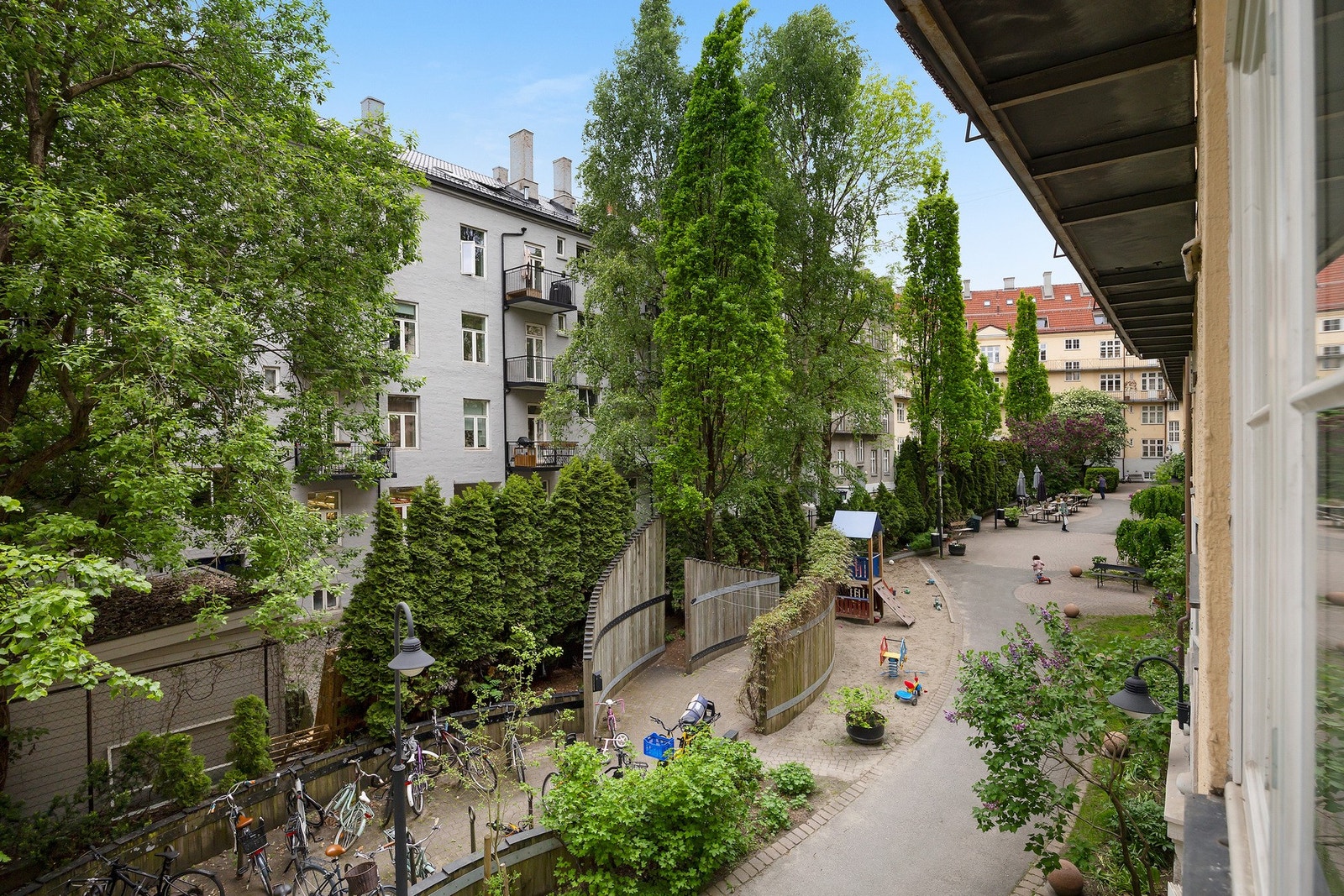 Koselig bakgård opparbeidet til bruk for både store og små Galleribilde