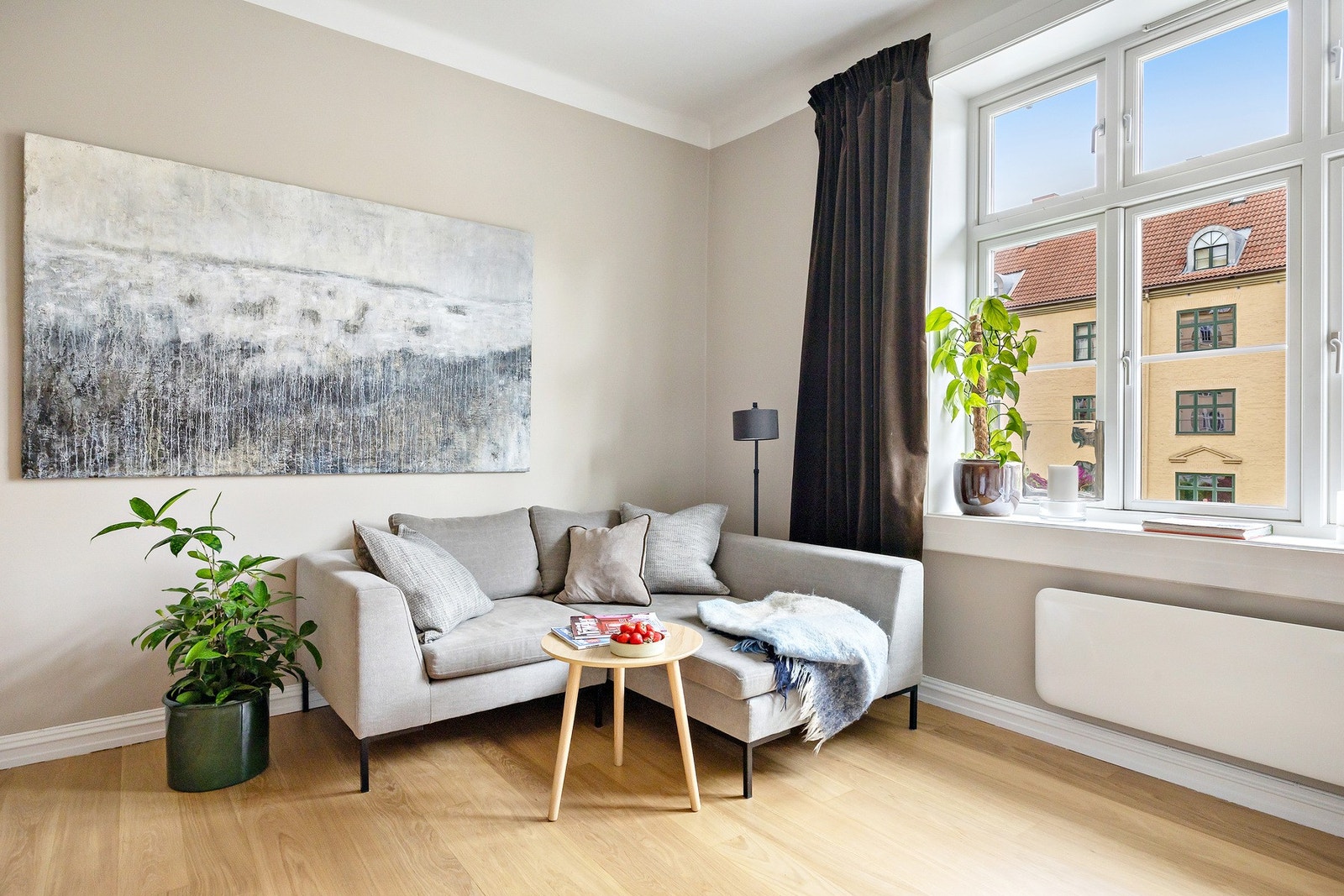 Stuen er av god størrelse med gode innredningsmuligheter Galleribilde