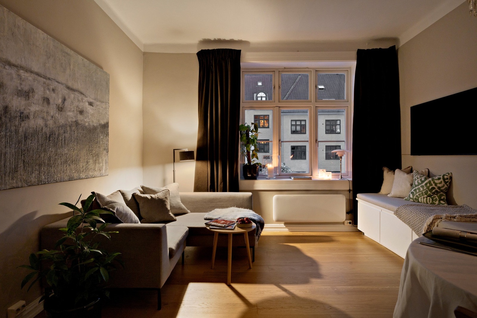 Stuen er av god størrelse med gode innredningsmuligheter Galleribilde