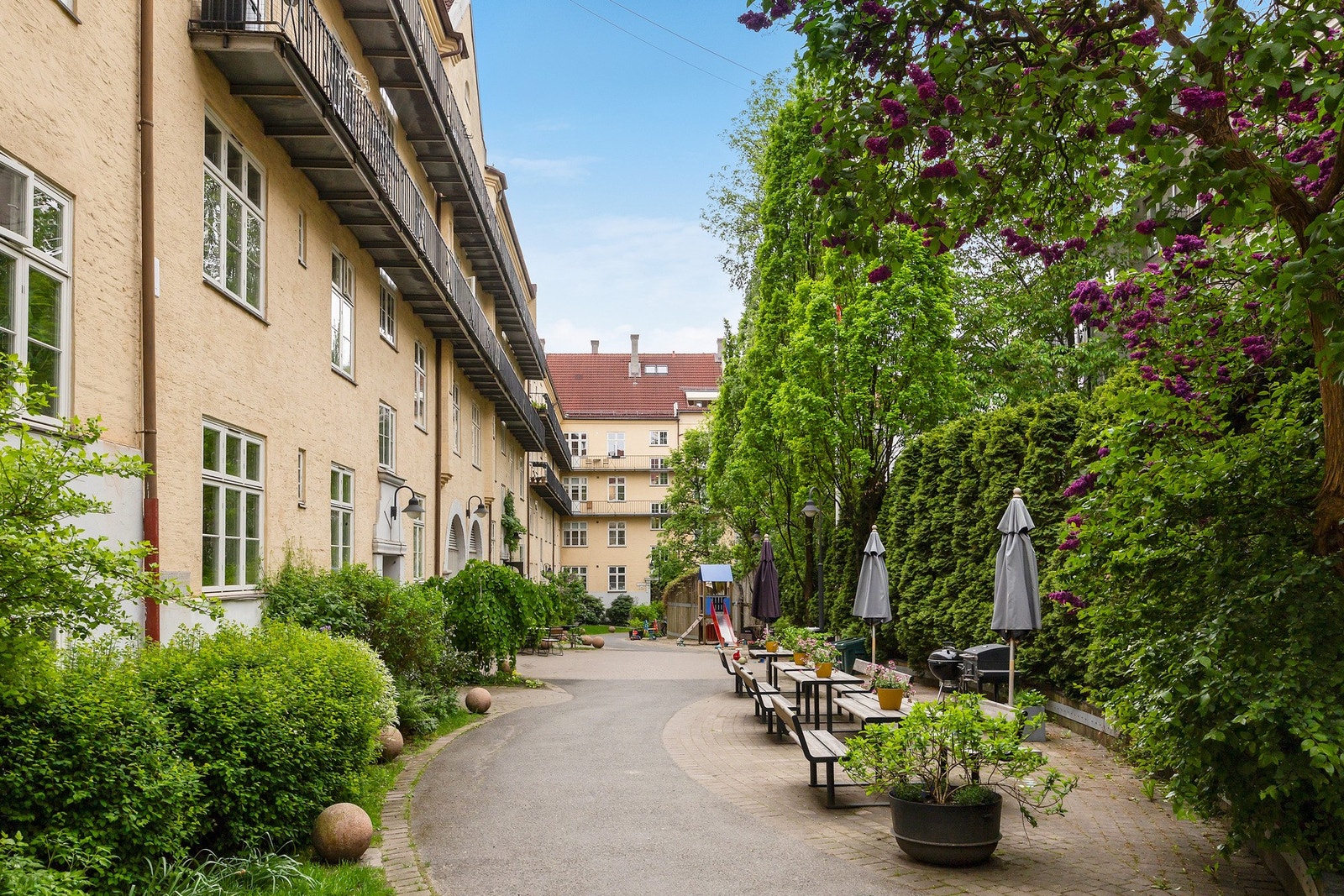 Bakgård Galleribilde