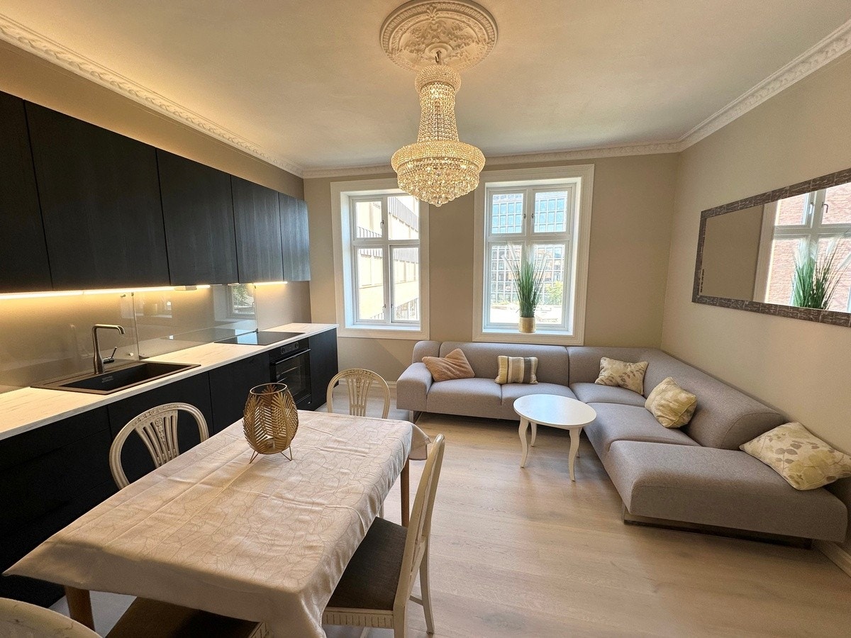 Rosett i taket, stor Bolia sofa Galleribilde