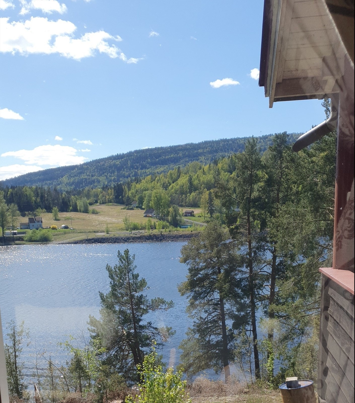Nydelig utsikt fra stuen og ned til Bergsvannet (selgers bilde) Bildene er tatt før/under bygging av verandaen, og før alle trærne var tatt ned. Galleribilde
