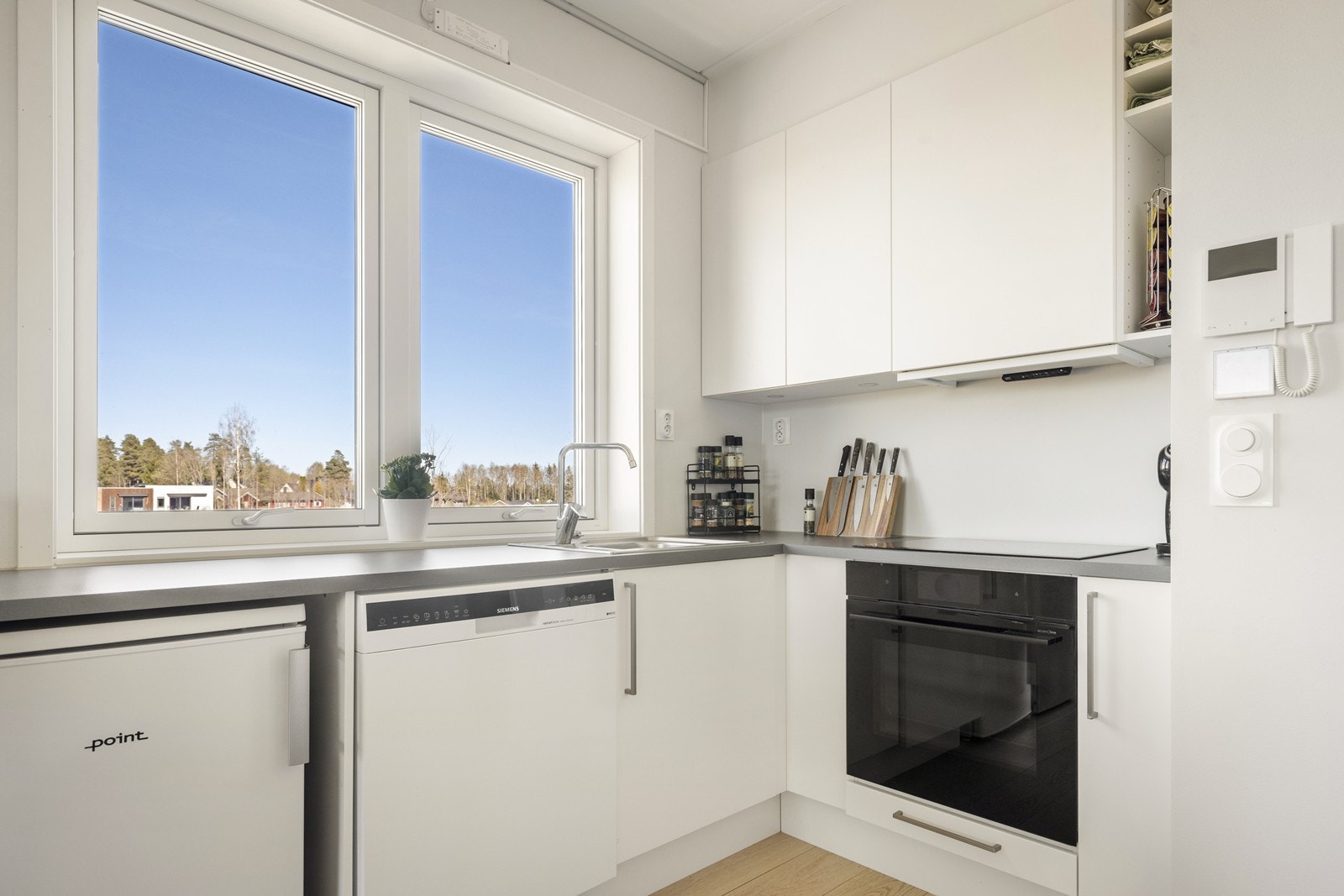Kjøkkenet er godt utstyrt med integrert stekeovn og induksjonstopp (2 av 4 soner), samt opplegg for oppvaskmaskin og benkekjøl/frys. Galleribilde