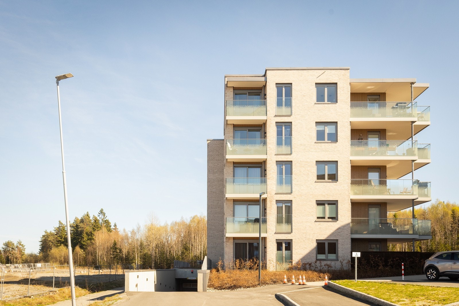 Fellesområdene er pent opparbeidet med gressplen, beplantning, interne veier, lekearealer og sittegrupper. Galleribilde