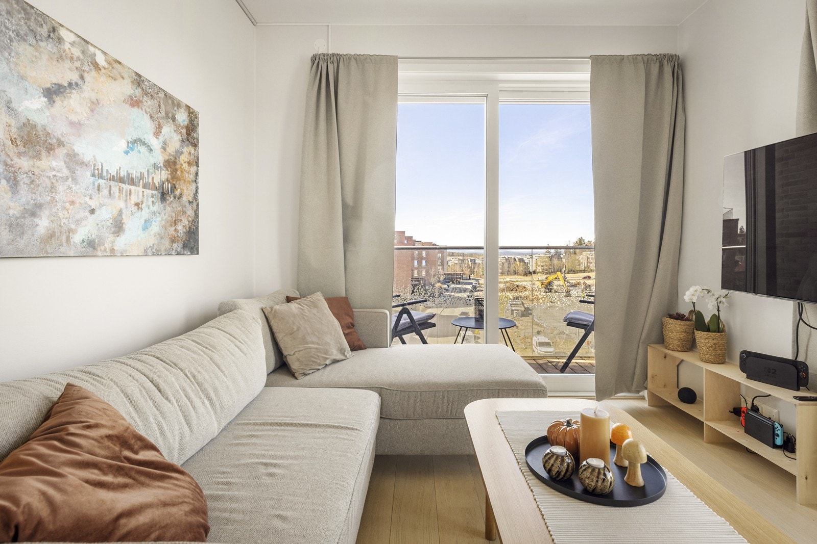 Her er det god plass til sofagruppe, TV-løsning og øvrig møblement - alt ettersom ønsker og behov. Galleribilde