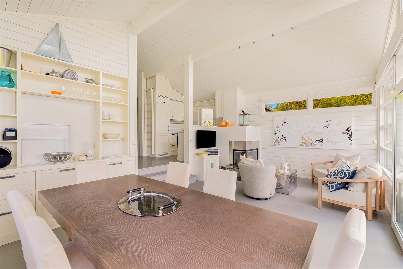 Stuen har god plass til både spisebord og en romslig sofagruppe. Galleribilde